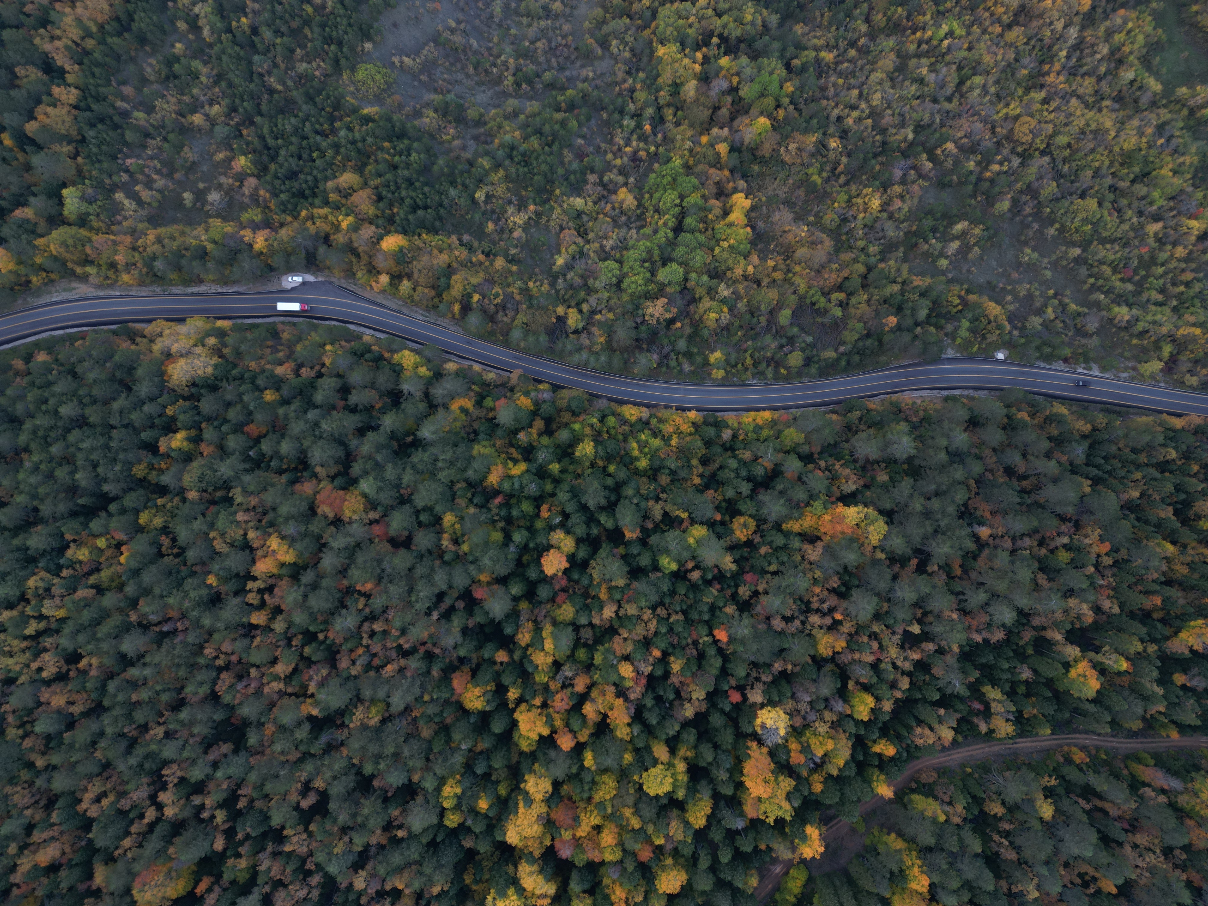 Her mevsim farklı renklere bürünen güzergahta çam, köknar, kayın, ardıç ve meşe ağaçlarının sarı, kırmızı ve kahverenginin tonlarına dönen yapraklarıyla eşsiz manzaralar oluştu. Sonbaharla birlikte ortaya çıkan bu güzellik, dronla görüntülendi.