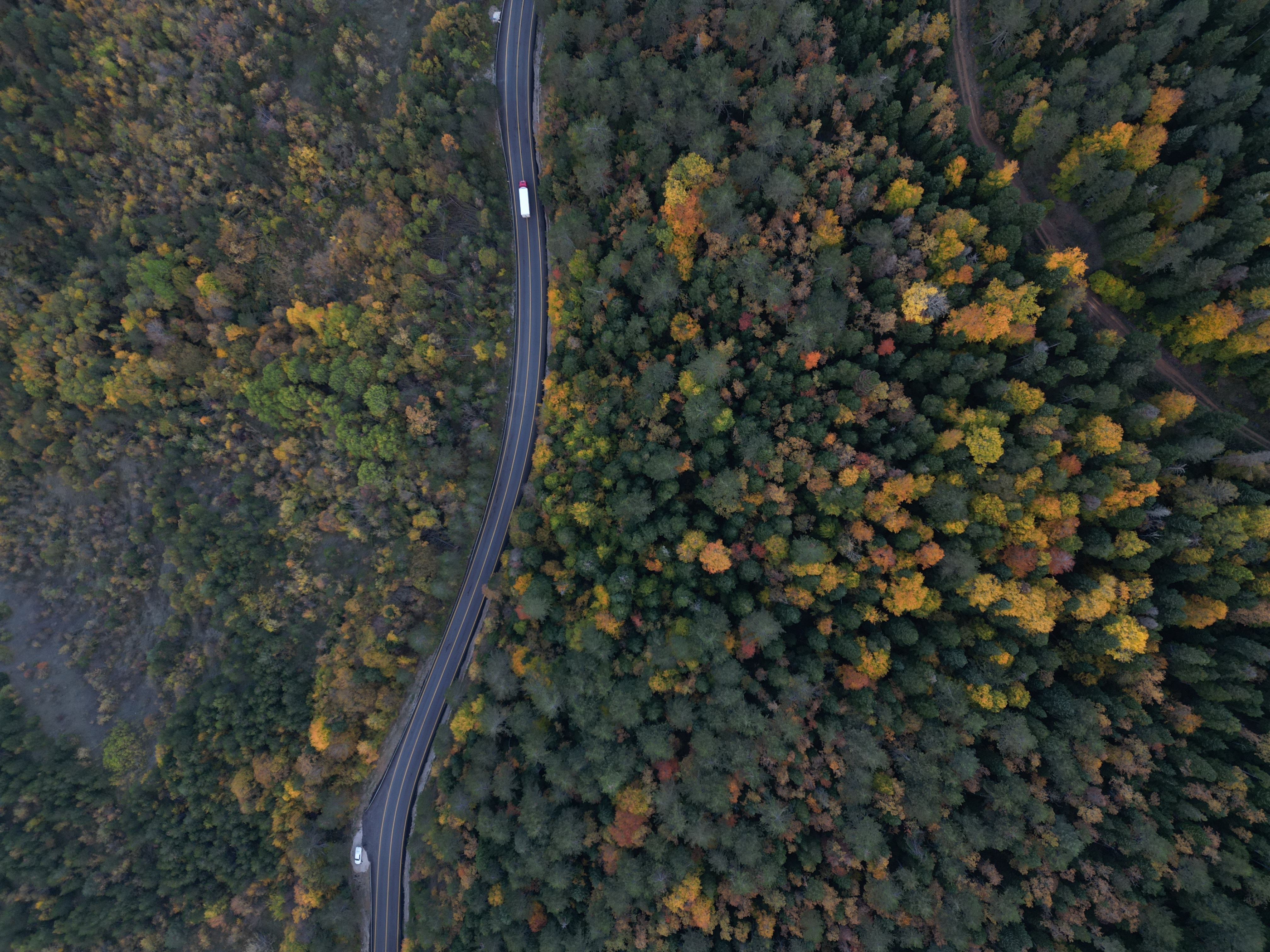 Bartın-Karabük yolunu kullanan sürücüler, 500 rakımdaki Ovacuma köyünden başlayıp, yaklaşık 15 kilometrelik kıvrımlı yolu takip edip 1030 rakımlı Ahmetusta Geçidi’ne ulaşıyor.