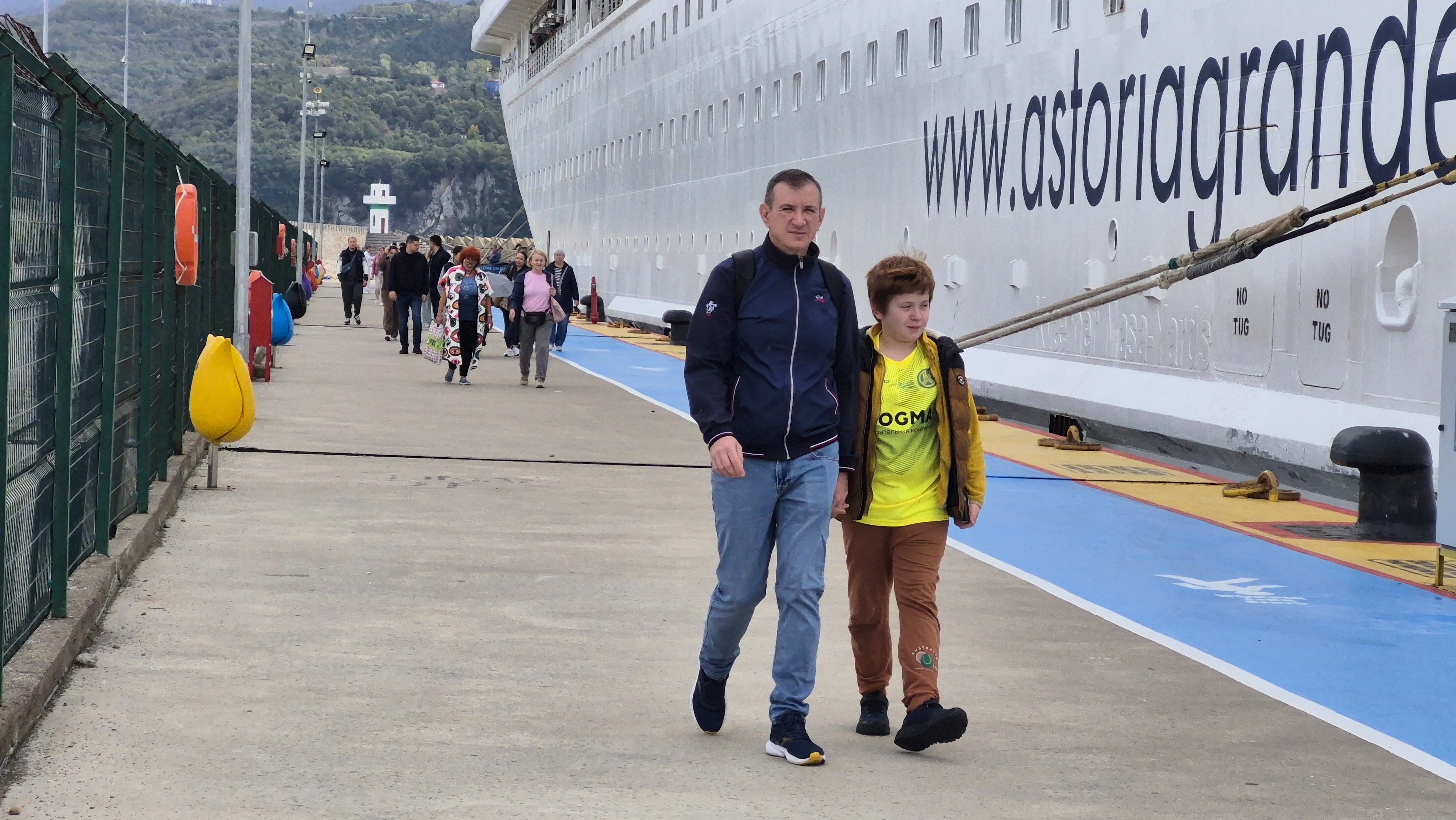 Kruvaziyer turizm ile Rusya'dan Türkiye'ye turist taşıyan Astoria Grande gemisi bu yılın 28. seferinde bin 75 yolcu, 440 mürettebatı ile Amasra Limanı'na yanaştı. Toplamda bu yıl ilçeye geken yolcu ve mütirettebat sayısı 39 bin 69 kişiye ulaşırken, gerçekleşen toplam 87 seferde ise gelen yolcu sayısı 73 bin 962, mürettebat sayısı 37 bin 860 olmak üzere 111 bin 822 kişiye çıktı.