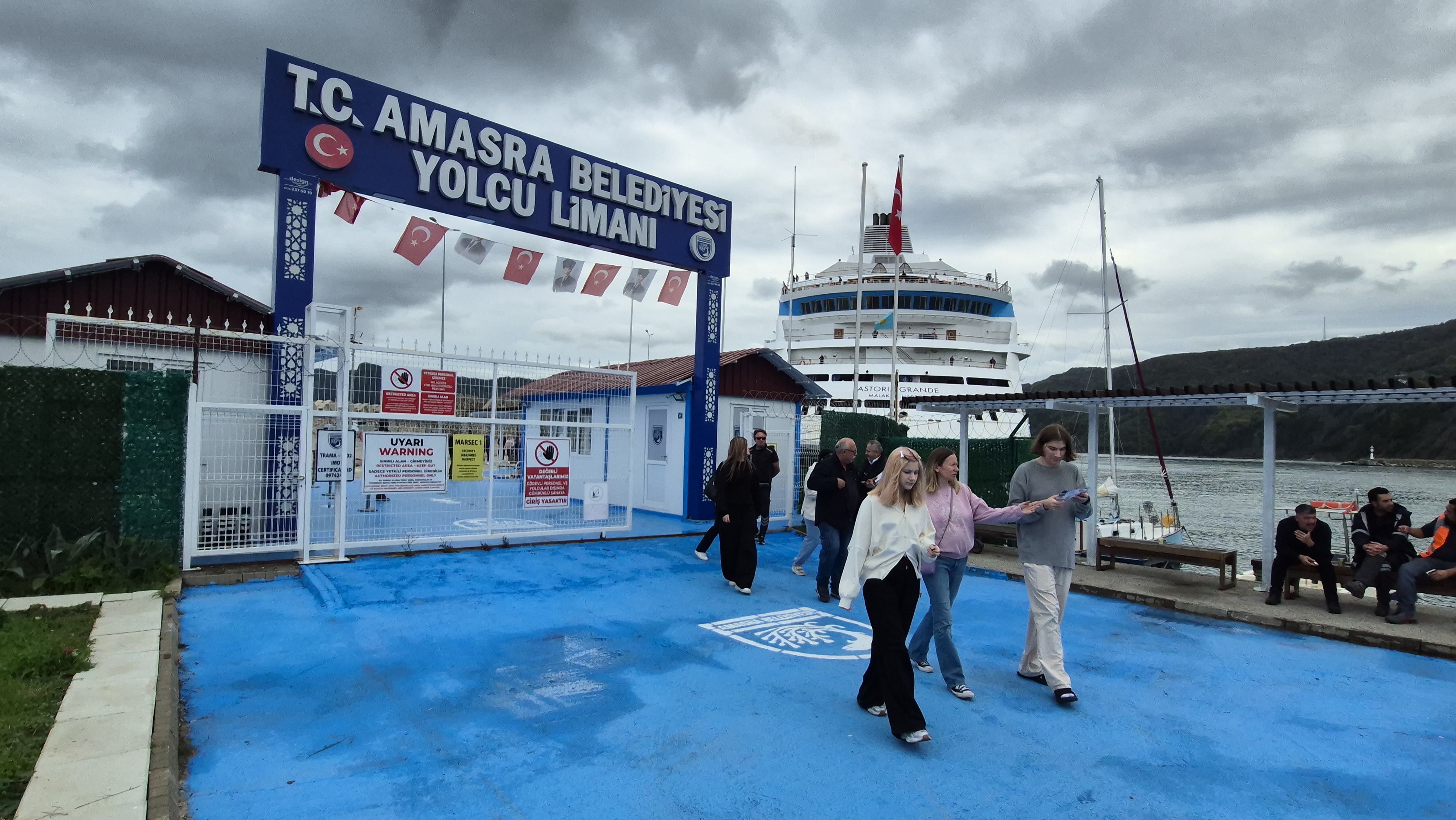 Çakır, 2016 yılında gerçekleşmesi öngörülen 60 sefer ile ilçeye gelen toplam sayının 200 bini aşması hedeflendiğini belirterek, "Rus turistler, özellikle ilçemizi çok sevdi. 2026 yılı Nisan ayında ikimci geminin sefere başlamasıyla ilçemizde, kruvaziyer turizmle ağırlayacağımız misafir sayısı 200 bini aşması hedefleniyor. 2026'da 2 gemi ile gelwcek turistlerin sayısının 38 ayda gelen toplam sayıya yakın bir rakama ulaşmasını bekliyoruz. Yat-Marina Limanı projesi ve Rusya-Ukrayna savaşının sona ermesi ile rakamlar daha da yukarılara çıkabilir. Biz Rus turistlerden, onlar da bizlerden memnun. Daha da fazla turisti, misafir edebilecek kapasitemiz var" diye konuştu.