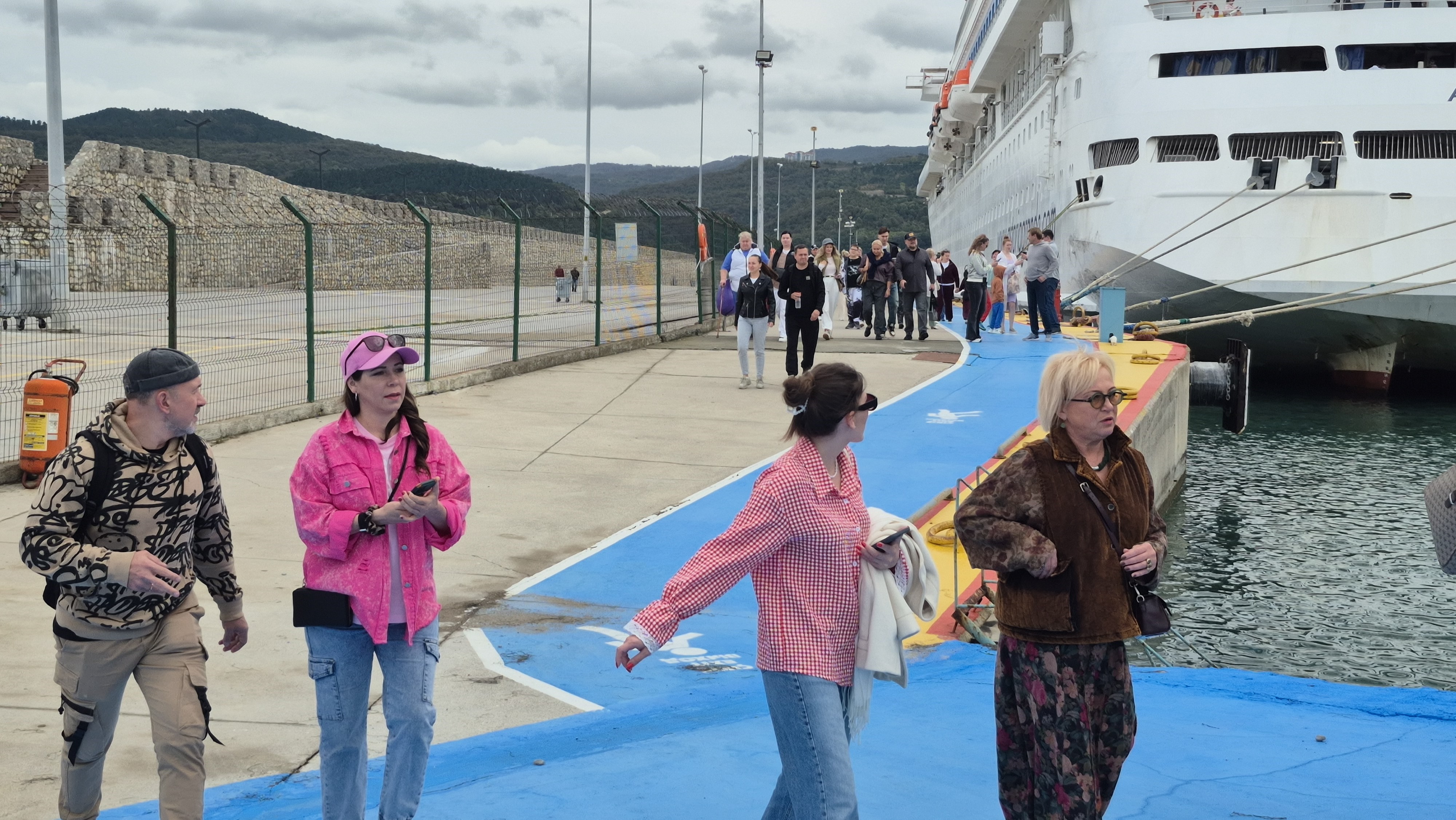 İlçe merkezinde 6 bin 450 kişinin yaşadığı Amasra'ya 38 ayda kruvaziyer turizmle bölgeye gelen turist sayısı, ilçe merkezi nüfusunun 17 katına ulaştı. Bugün öğle saatlerinde ilçe limanına yanaşan gemideki turistler, ilçenin tarihi, turistik yerlerini görme fırsatı bulurken, bazı kafileler ise Bartın il merkezini ve UNESCO'nun dünya Miras Listesi'nde bulunan Karabük'ün Safranbolu ilçesini de gezdi.