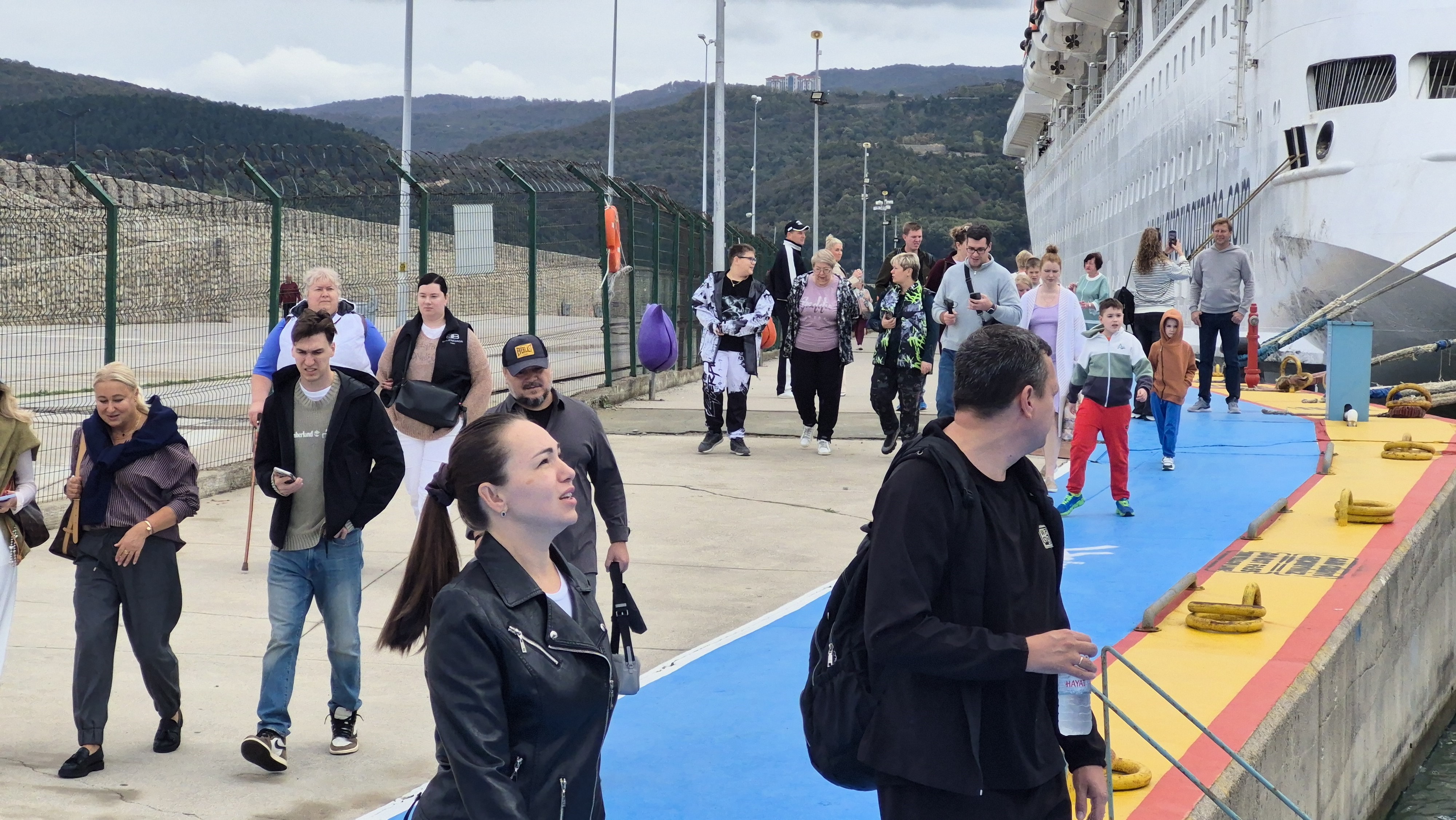 Öte yandan öğlen saat 12.00 sıralarında ilçeye yanaşan geminin saat 21.00 sıralarında, İstanbul'a doğru hareket etmek üzere ilçeden ayrılması bekleniyor.