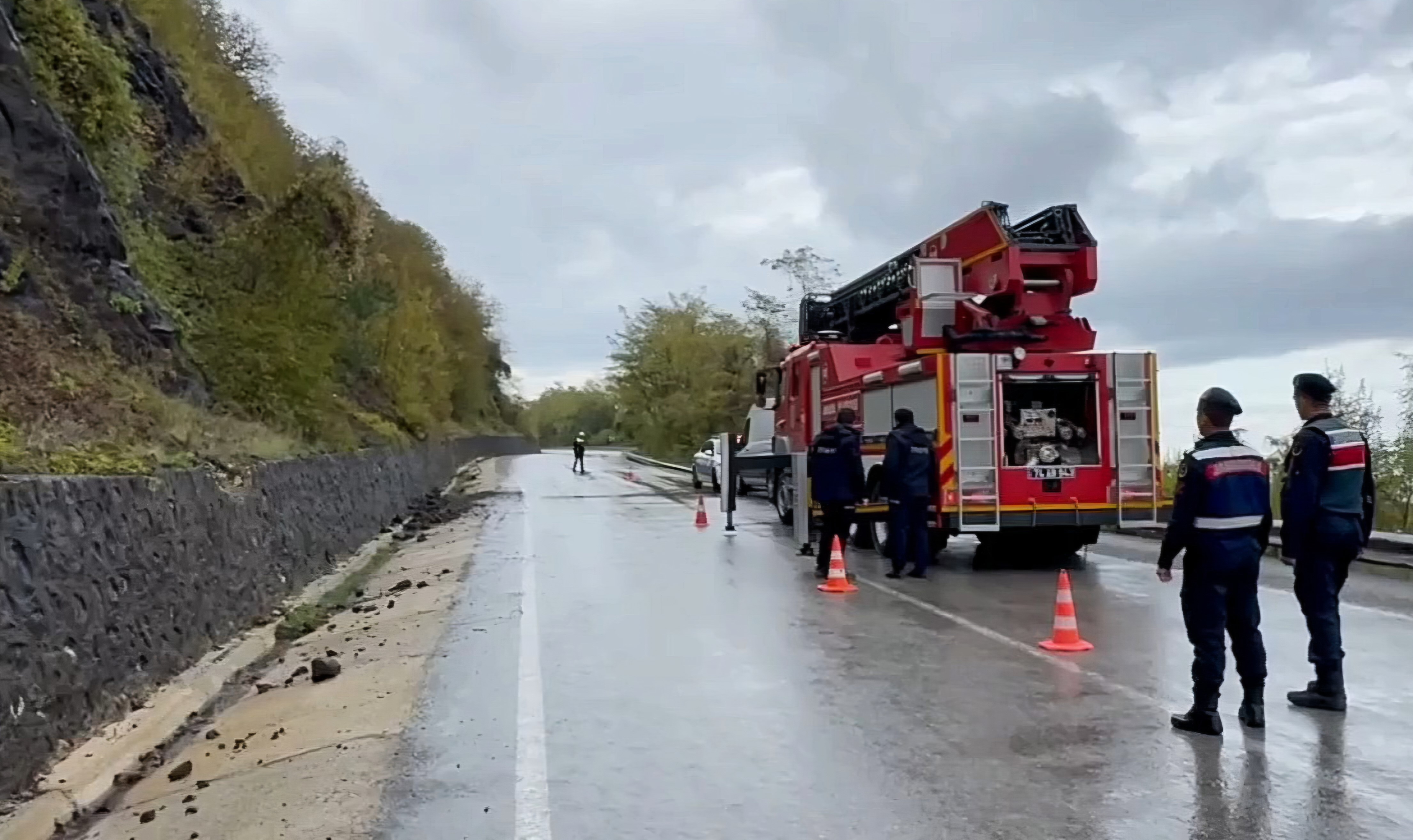 Yapılan ilk tespitlerde ise kabloların önceden patlatılmış dinamit lokumlarına bağlı olduğu, patlatmanın ardından kabloların olay yerinde unutulmuş olabileceği kanatine varıldı.
Ekipler kablo ve patlatılmış dinamitlerin 19 yıl önceki yol genişletme çalışmasından kaldığını belirlemesi üzerine ise jandarma ekipleri, yıllar önce yol inşaatını yürüten firmanın yetkililerine ulaştı. Firma yetkilileri, kabloların ve dinamit lokumlarının 19 yıl önce yapılan yol çalışma esnasında gerçekleştirilen kontrollü patlamalarda kullanıldığı bilgisini teyit etti. Yetkililer, her patlamadan sonra kontrollerin yapıldığını ve bu nedenle patlamayan dinamit lokumlarının kalmasının mümkün olmadığını ifade etti.
Bomba imha ekiplerinin de detaylı incelemesinin ardından firma yetkilileri itfaiye yardımıyla 10 metre yükseklikteki kayalıklara ulaşarak, sarkan kabloları deliklerin içerisinden çekerek, dinamit lokumlarından ayırdı. Kablo ve dinamit lokumlarının toplanmasının ardından trafiğe kaptılan yol yeniden ulaşıma açıldı.