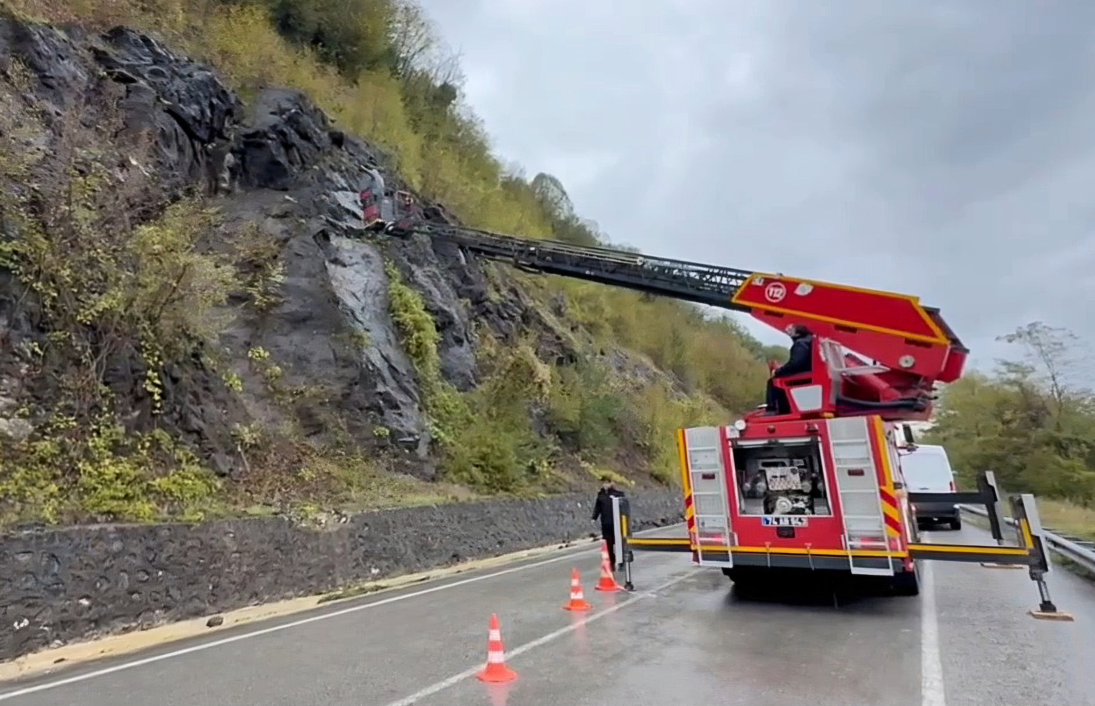 Bölgede geniş güvenlik tedbiri alan ekipler, sarkan kabloların 19 yıl önce yol genişletme çalışmasında patlatılan dinamit lokumlarından kaynaklı olduğunu tespit etti. Kablo ve dinamit lokumlarının toplanmasının ardından trafiğe kaptılan yol yeniden ulaşıma açıldı.