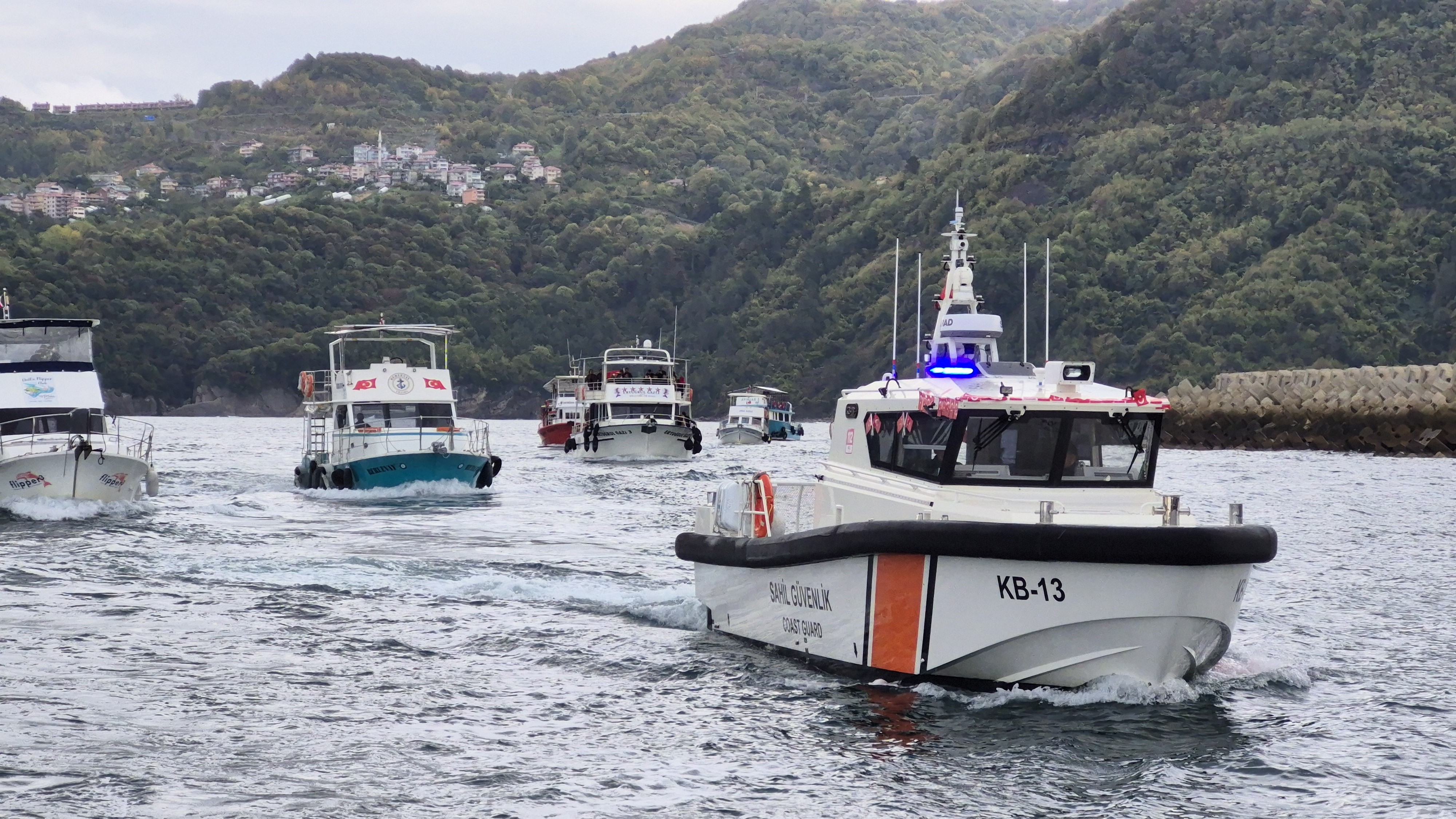 Bartın'ın Amasra ilçesinde 29 Ekim Cumhuriyet Bayramı etkinlikleri kapsamında Sahil Güvenlik botlarının gösterisi ilgiyle izlendi.