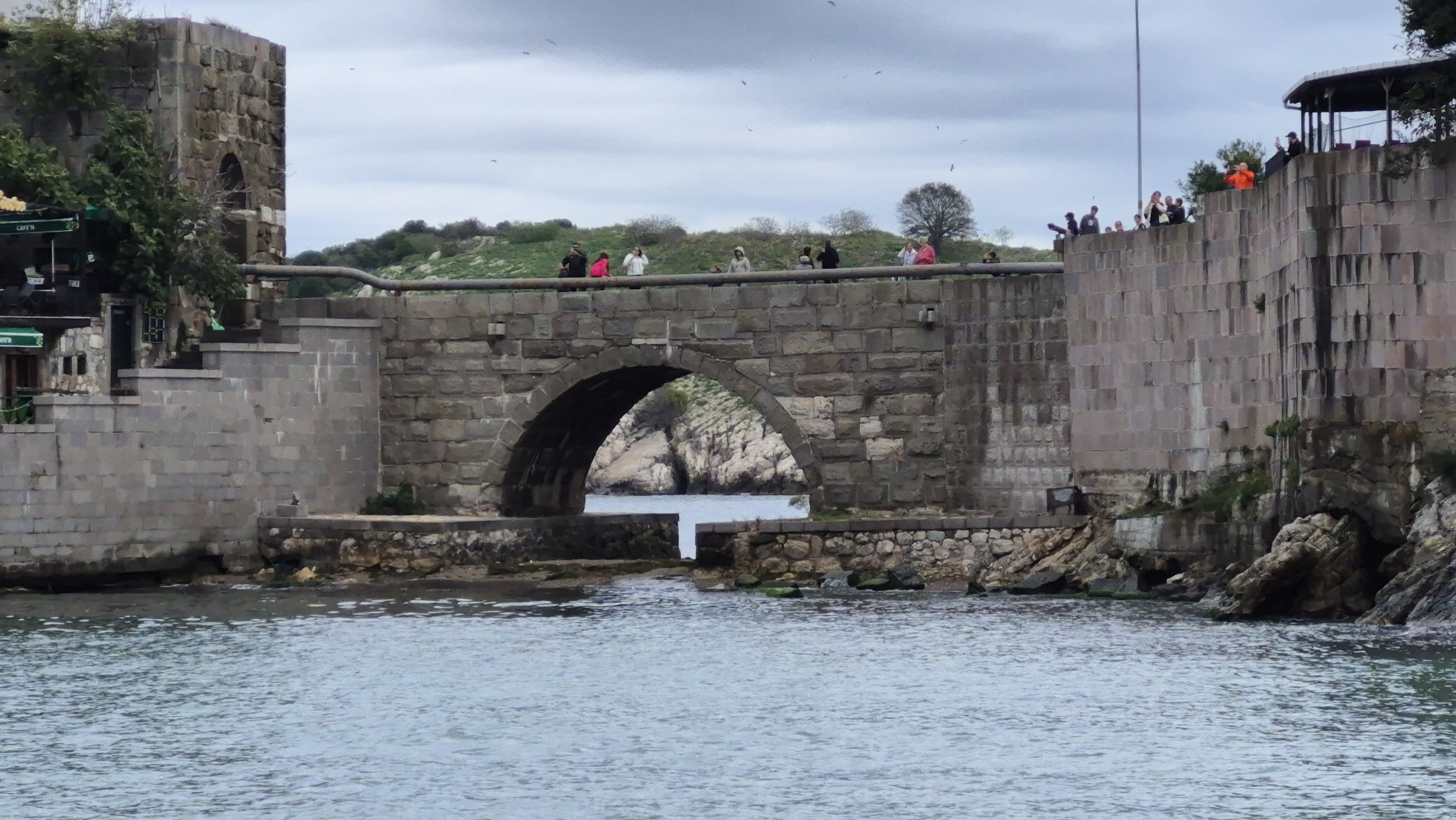 Büyük coşkunun yaşandığı tekne gezisinde Sahil Güvenlik botlarının yaptığı gösteri ise yöre halkını heyecanlandırdı. Art arda manevralar yapan sahil güvenlik botu, kendi etrafında ise defalarca tur attı. Botun gösterisini, teknelerde ve sahilde bulunan yöre halkını gururla izledi.