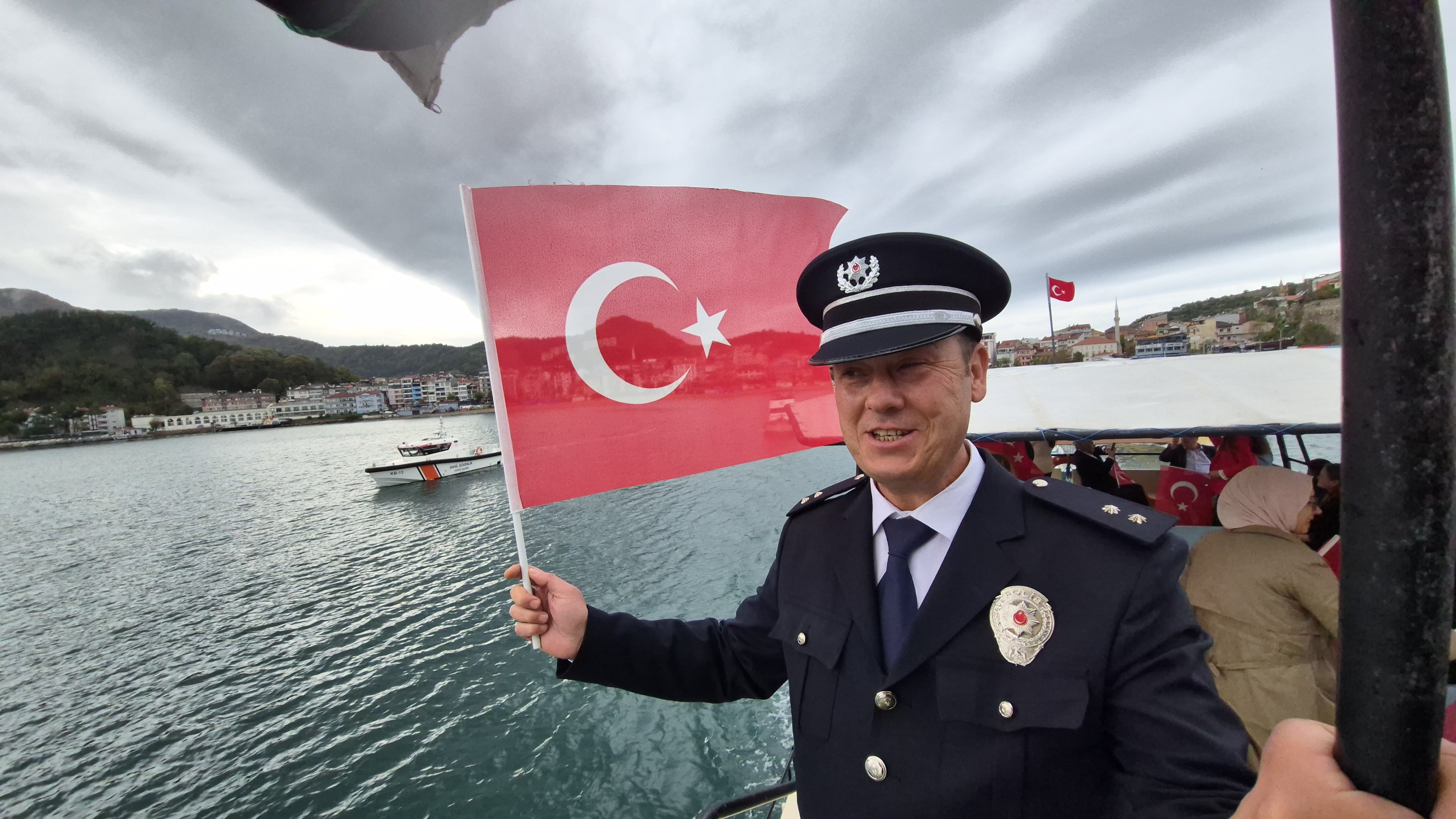 Korna sesi ve katılımcıların ellerinde salladıkları Türk bayraklar eşliğinde gerçekleşen tekne gezisinde renkli görüntüler ortaya çıktı. Teknelere eskortluk yapan Sahil Güvenlik botları da sirenlerini çalarak tura katıldı.