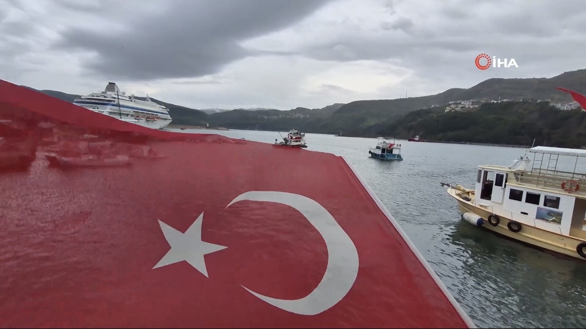 Bayram coşkusuna Rus turistler de ortak oldu
Astoria Grande gemisi ile bölgeye gelen Rus turistler de Sahil Güvenlik botunun gösterisini ve kutlamaları izleme fırsatı buldu. İlçenin eşsiz güzelliğini yakından tanıyan Rus turistler, tekne turu ile sahil güvenlik botu gösterisini ilgiyle takip etti.