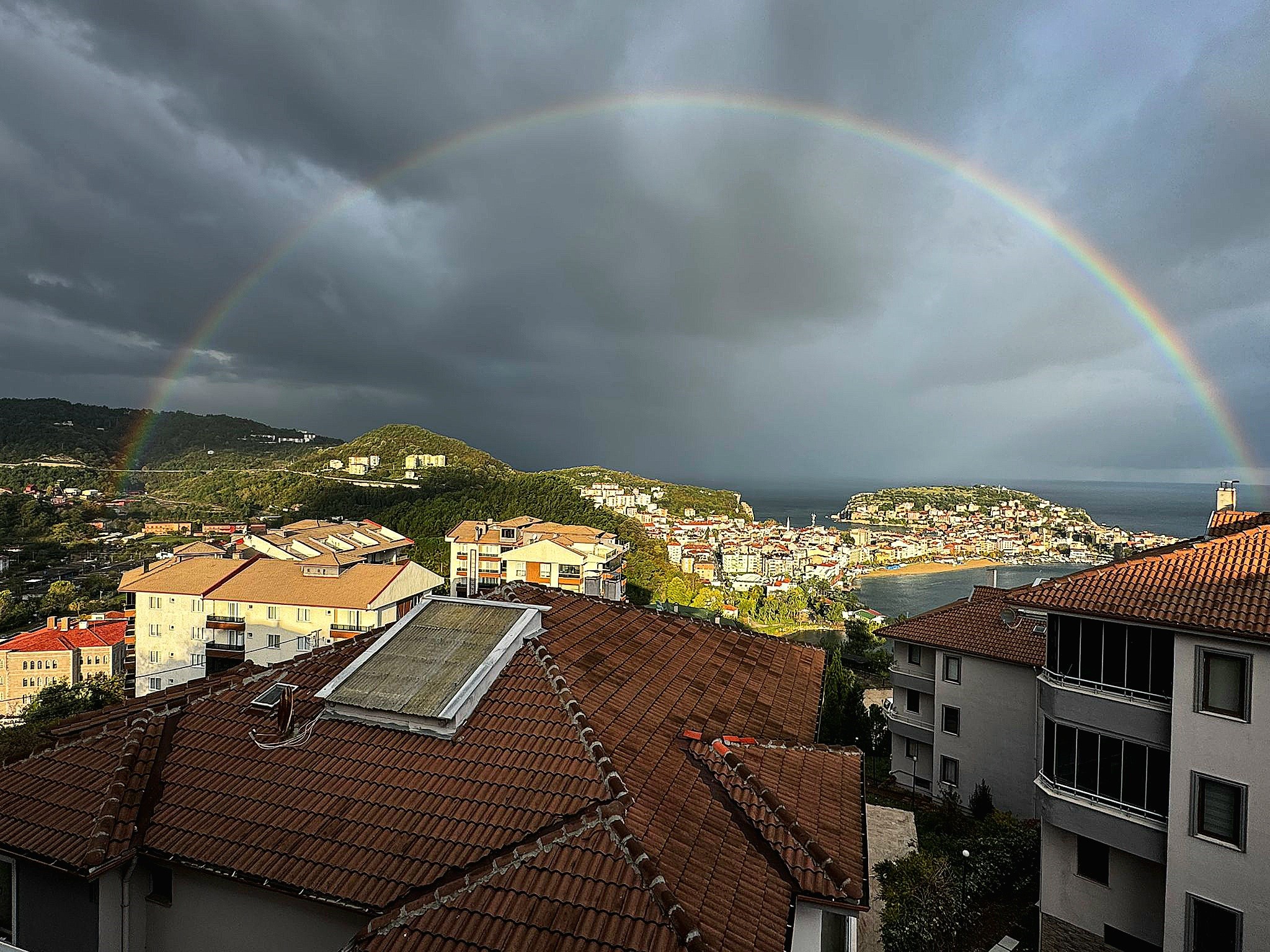 Fatih Sultan Mehmet Han'ın "Çeşm-i Cihan" (dünyanın göz bebeği) olarak nitelendirdiği Bartın'ın Amasra ilçesinde günlerdir etkili olan yağışların ardından açan güneşle birlikte gökkuşağı ortaya çıktı. Denizden karaya kadar uzanan gökkuşağı, yaklaşık 10 dakia boyunca ilçenin her yerinden net bir şekilde görüldü.