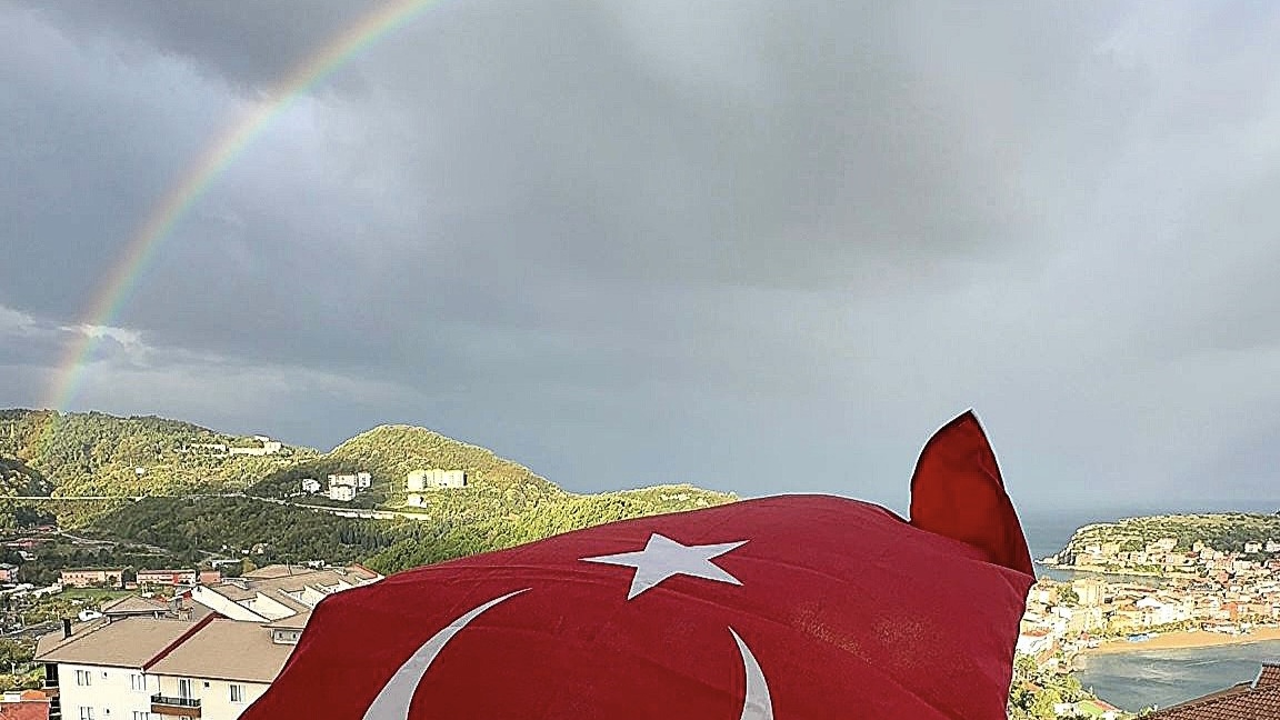 Amasralılar sabah uyandıklarında ilçe merkezi ile bazı yarım adaların üzerinden geçen gökkuşağını gördüklerinde o anları kaydederek, "29 Ekim Cumhuriyet Bayramı'nı gökkuşağı ile kutluyoruz" yorumları yaptı.