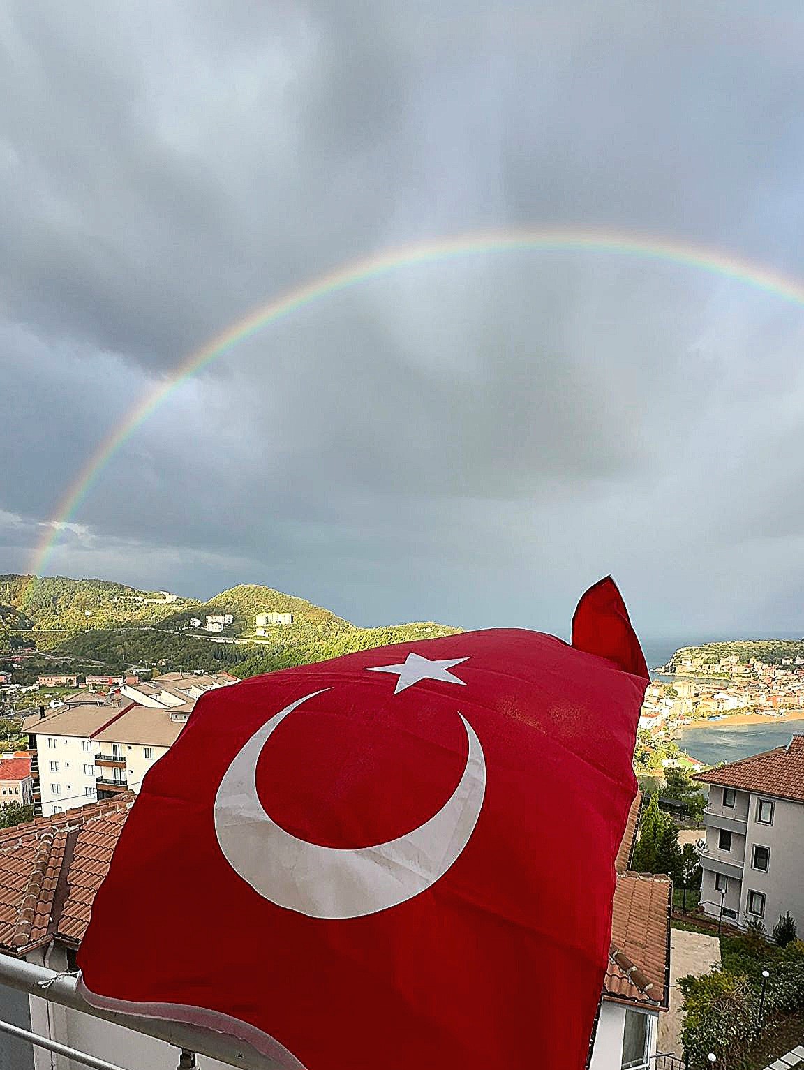 Bartın'ın turistik ilçesi Amasra'da günlerdir devam eden yağmurun ardından açan güneşle birlikte ortaya çıkan gökkuşağı, kartpostallık görüntüler oluşturdu.