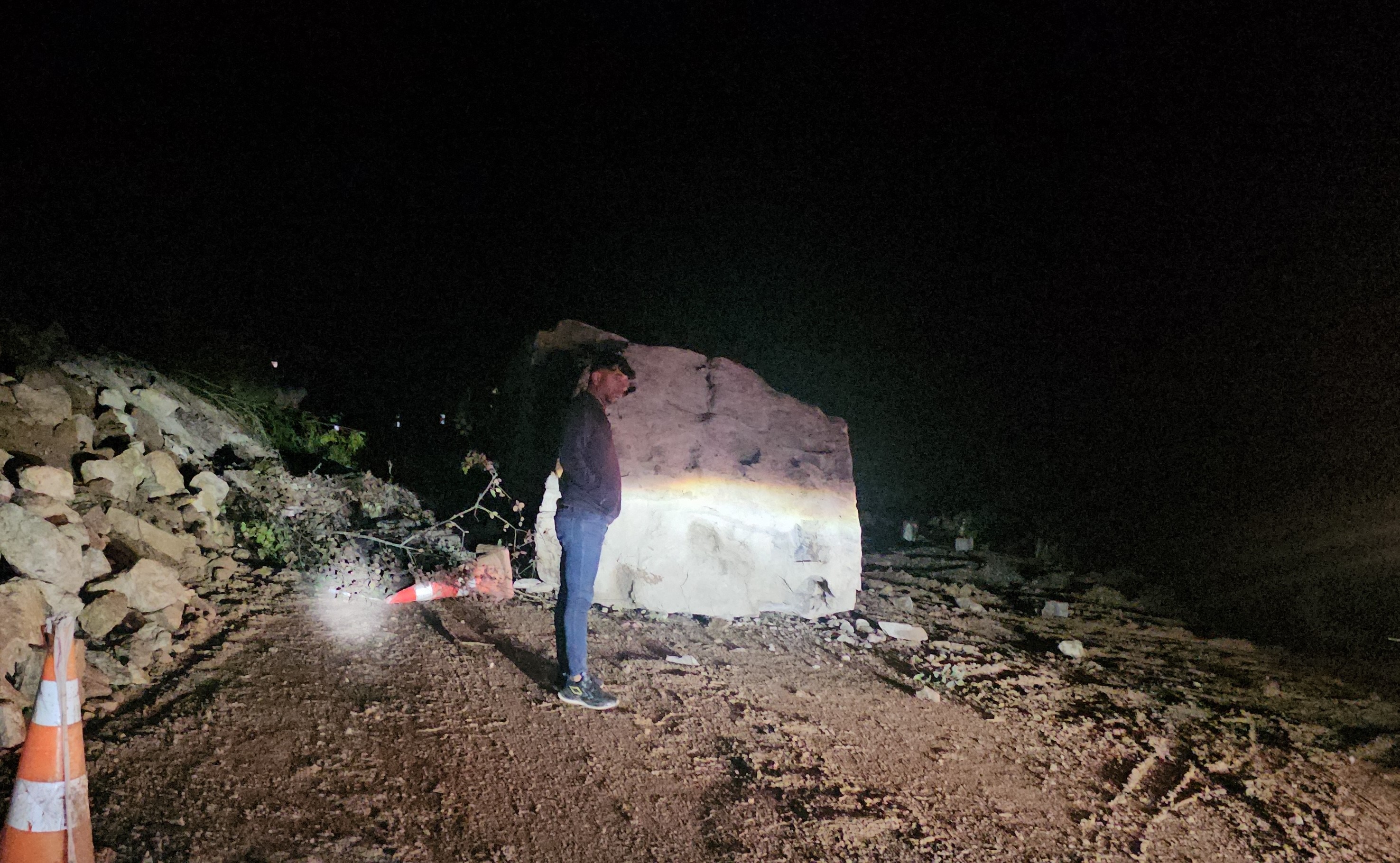 Kastamonu'nun Cide ilçesinde, düşen dev kaya sebebiyle iki şehri birbirine bağlayan yol kısa süreliğine ulaşıma kapandı.