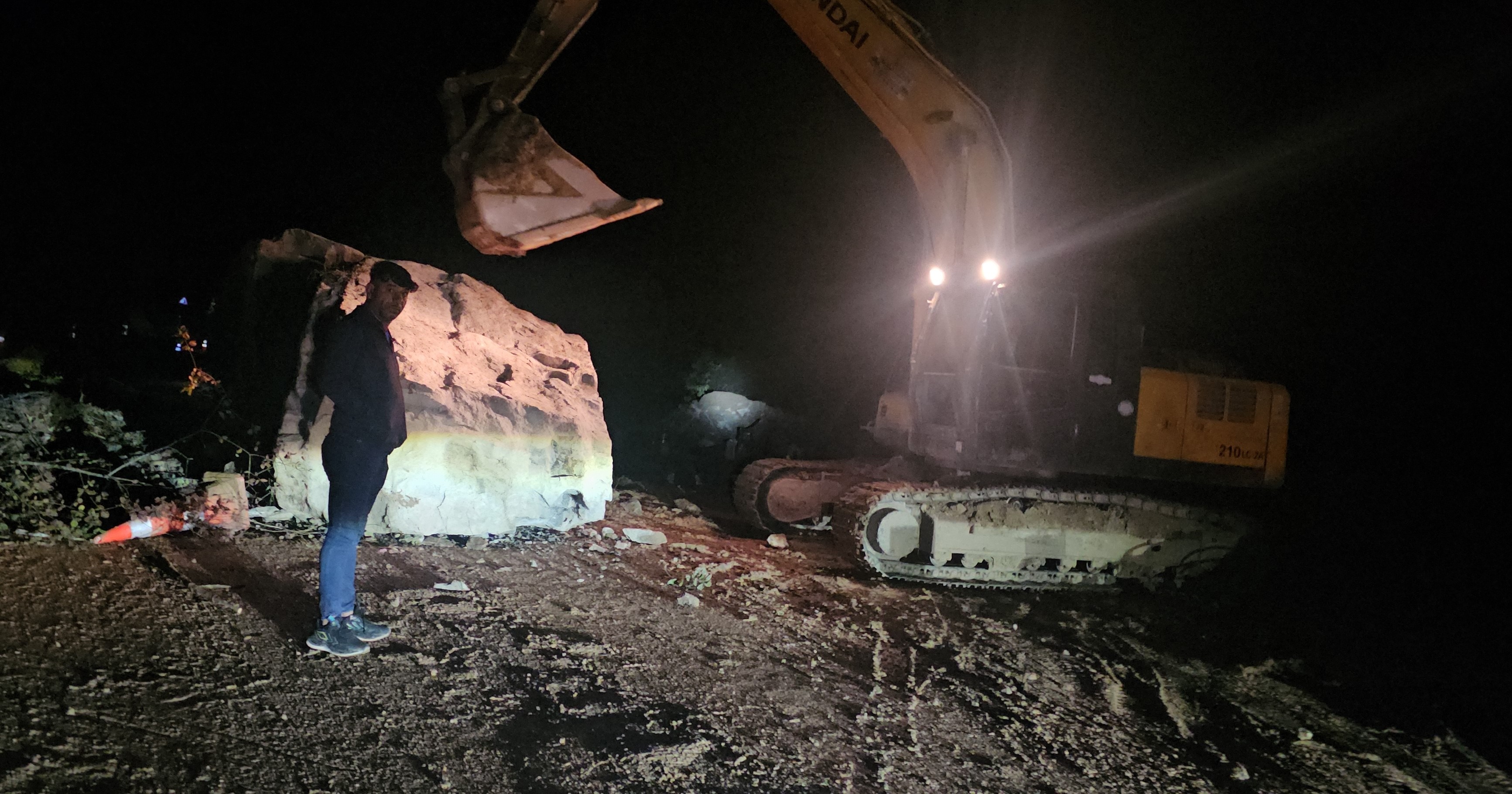 Olay, Kastamonu'nun Cide ilçesi Cide-Bartın karayolu Kalafat mevkiinde meydana geldi. Edinilen bilgiye göre, önceki günlerde heyelan tehlikesi yaşanan Bartın-Kastamonu karayolunda çalışmalar sürerken, dağdan yuvarlanan dev bir kaya yola düştü. Kayanın düştüğü alanda araç bulunmaması ihtimal bir faciayı önlerken, yol kısa süreliğine ulaşıma kapandı.
Olayın ardından bölgeye gelen Karayolları ve jandarma ekipleri güvenlik önlemi aldı. Daha sonra yolda onarım çalışması yapan firma tarafından düşen kaya iş makinesiyle kaldırıldı. Kayanın kaldırılmasının ardından yol yeniden ulaşım açıldı.