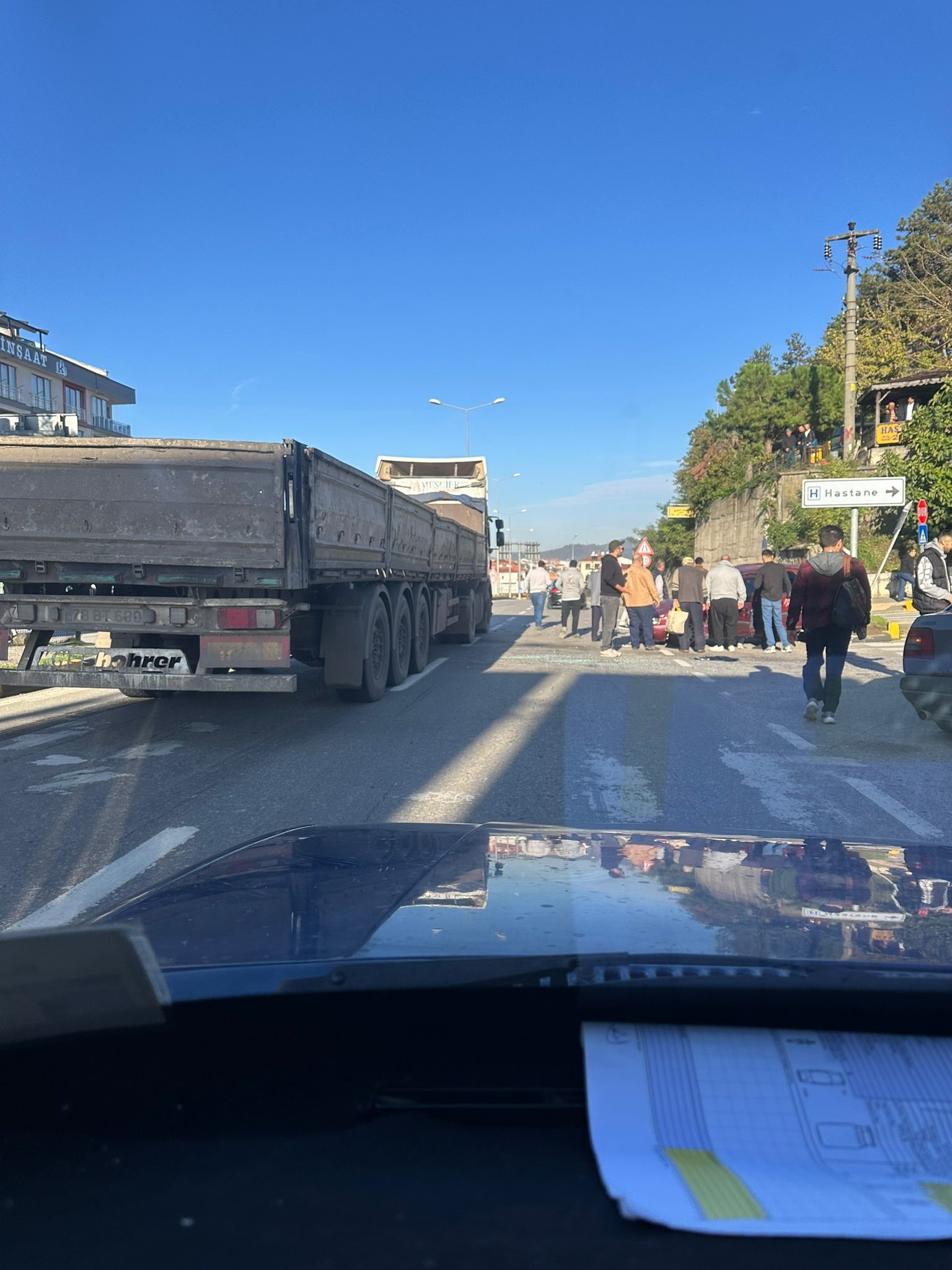 Bartın'da hastane çıkışında tır ile otomobilin çarpıştığı kazada 2 kişi yaralandı.