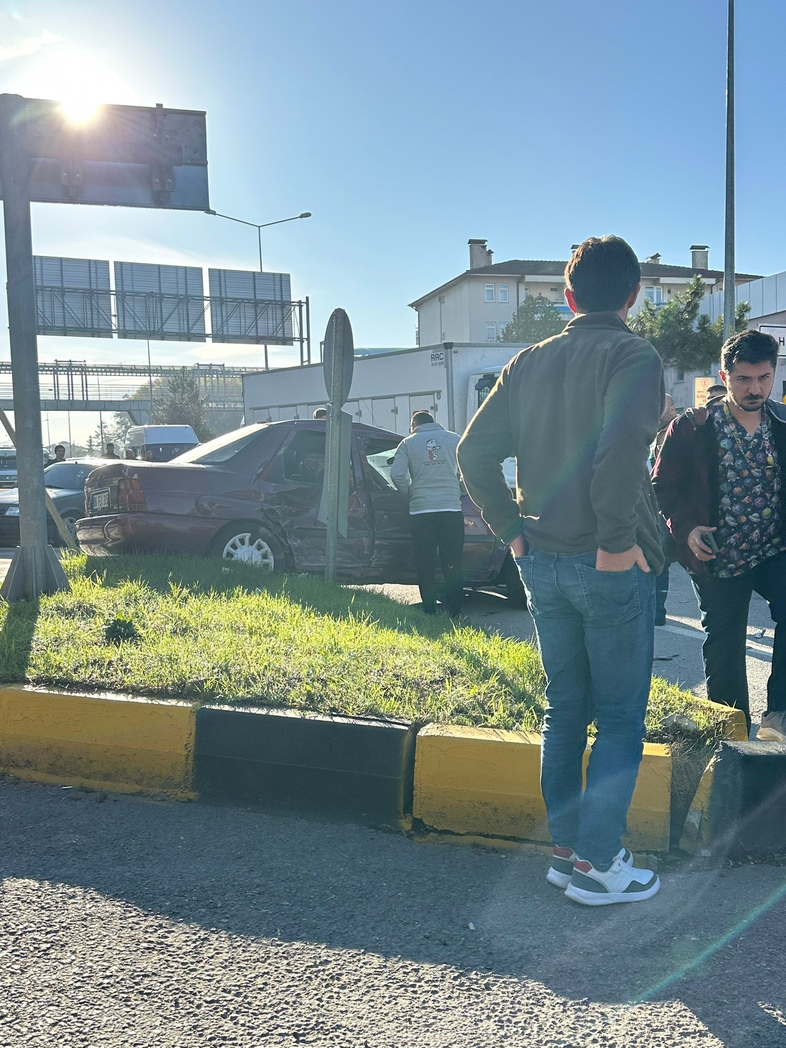 Bartın'da hastane çıkışında tır ile otomobilin çarpıştığı kazada 2 kişi yaralandı.