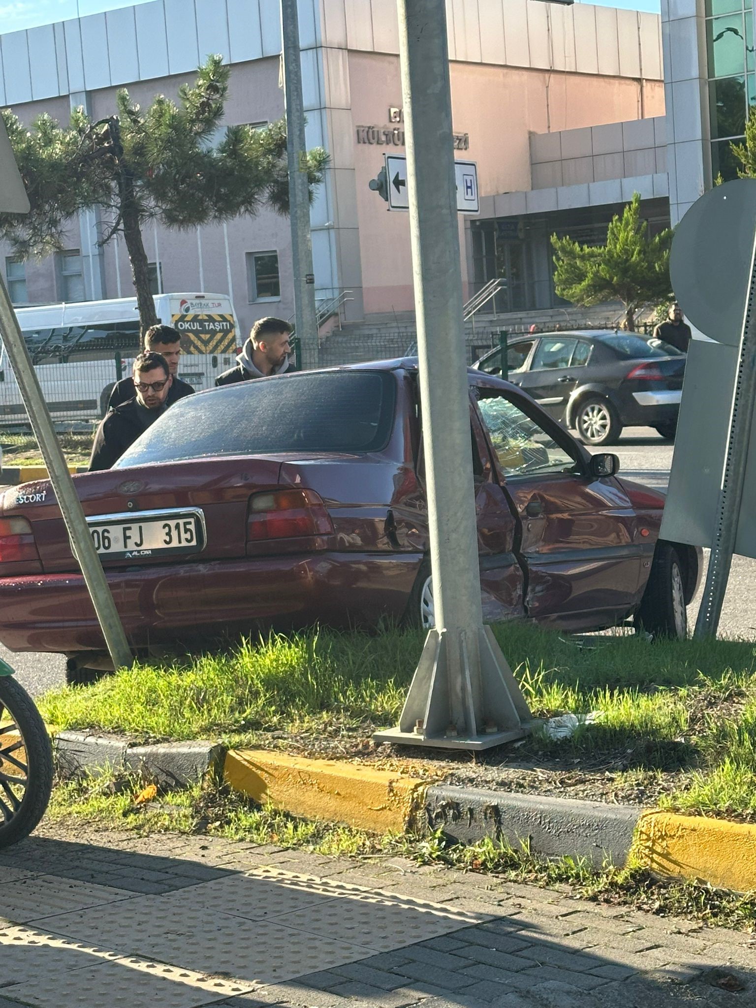 Vatandaşların 112 Acil Çağrı Merkezi'ne haber vermesi sonucu olay yerinde polis ve sağlık ekipleri sevk edildi. Polis ekipleri olayla ilgili inceleme başlatırken yaralılar Bartın Devlet Hastanesi'ne kaldırıldı.