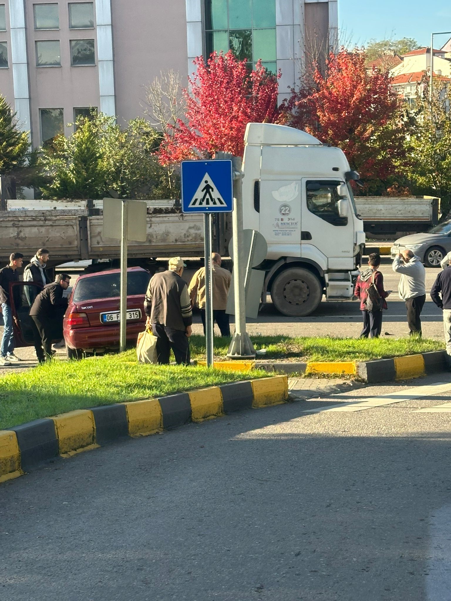 Tır ile otomobilin çarpışması sonrası meydana gelen kazada 2 kişi yaralandı.