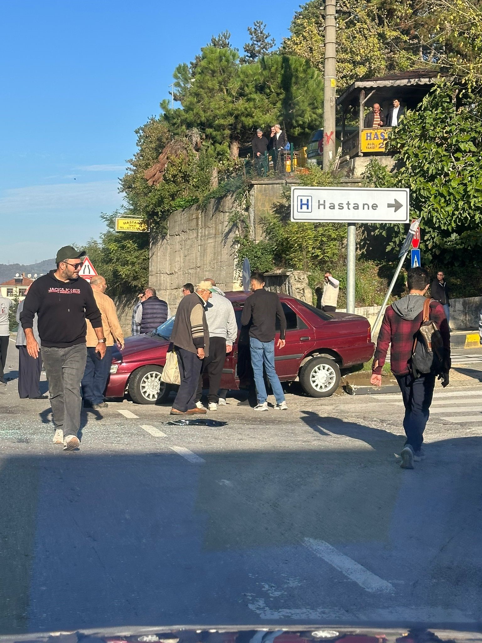 Bartın Devlet Hastanesi mevkiinden aşağıya inen 06 FJ 315 plakalı otomobile Bartın Merkez istikametine seyir halinde bulunan 78 BT 600 plakalı tır çarptı.