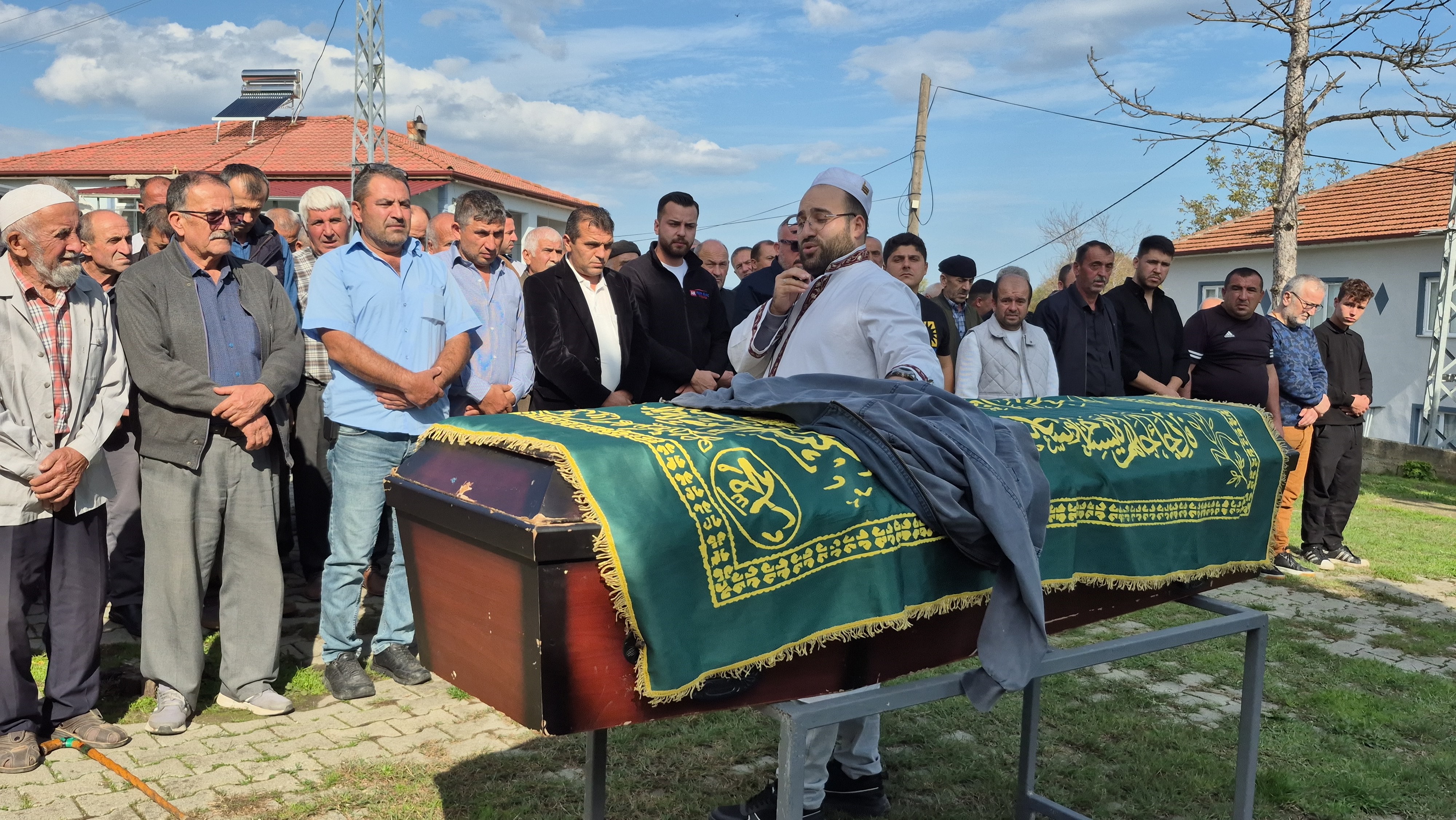 Bartın'ın sucusu olarak tanınan ve şehrin sevilen simalarından 45 yaşındaki Ramazan Göktaş, dualarla son yolculuğuna uğurlandı.