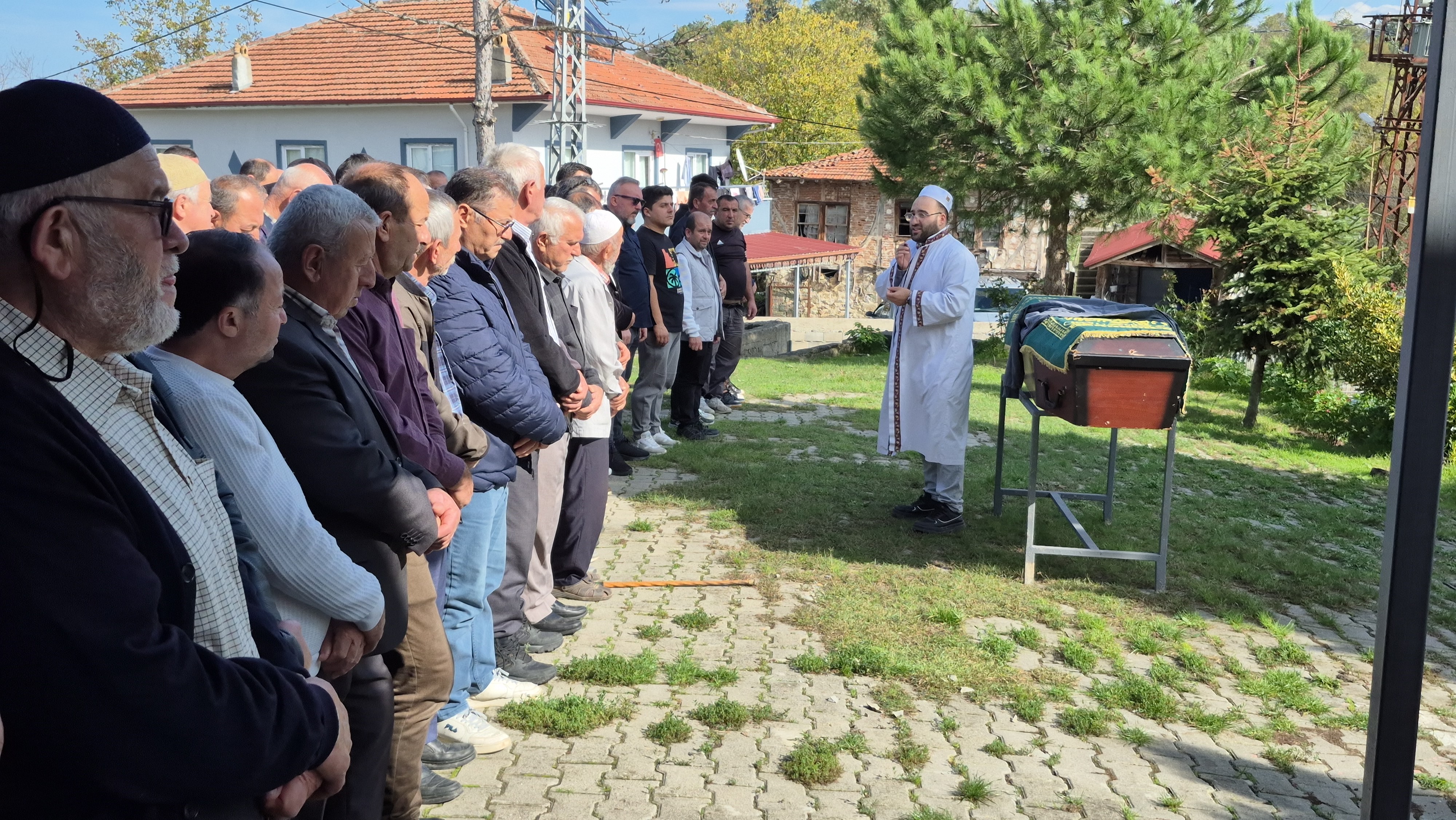 Hemen her gün Bartın'a gelerek ağabeyi Şaban Göktaş'ın çay ocağına takılan Ramazan Göktaş, Kalafatlar Camii'nde kılınan cuma namazını müteakiben mahalle mezarlığına defnedildi.
Sürekli giydiği montu tabutun üzerine serilen Göktaş, dualarla son yolculuğuna uğurlandı. Göktaş'ın cenazesine, yakınları, Bartın ve Zonguldak'tan sevenleri ve Bartın esnafı katıldı.