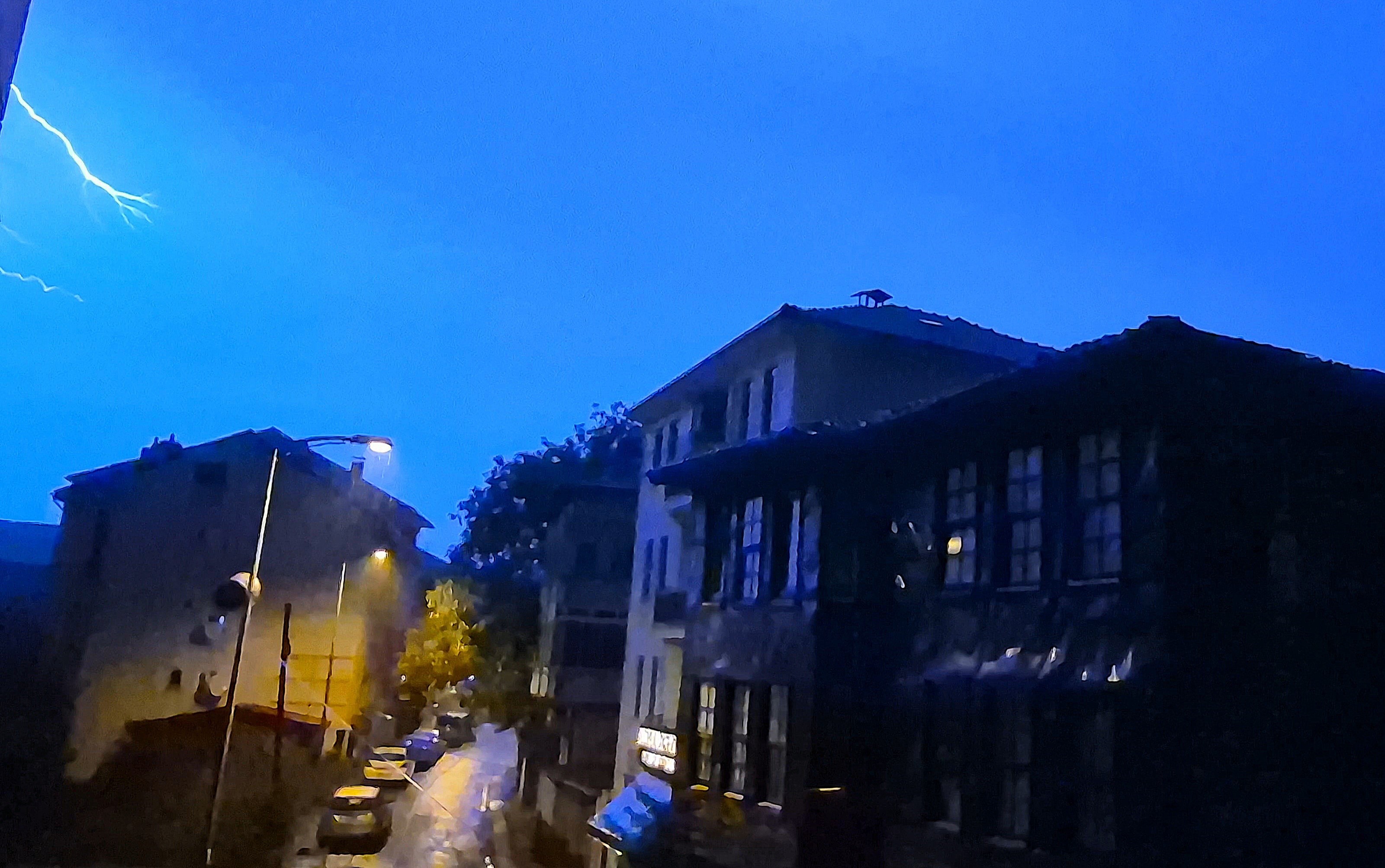 Bartın'da gece saatlerinde başlayan gök gürültülü sağanak yağış sırasında çakan şimşekler geceyi aydınlattı.