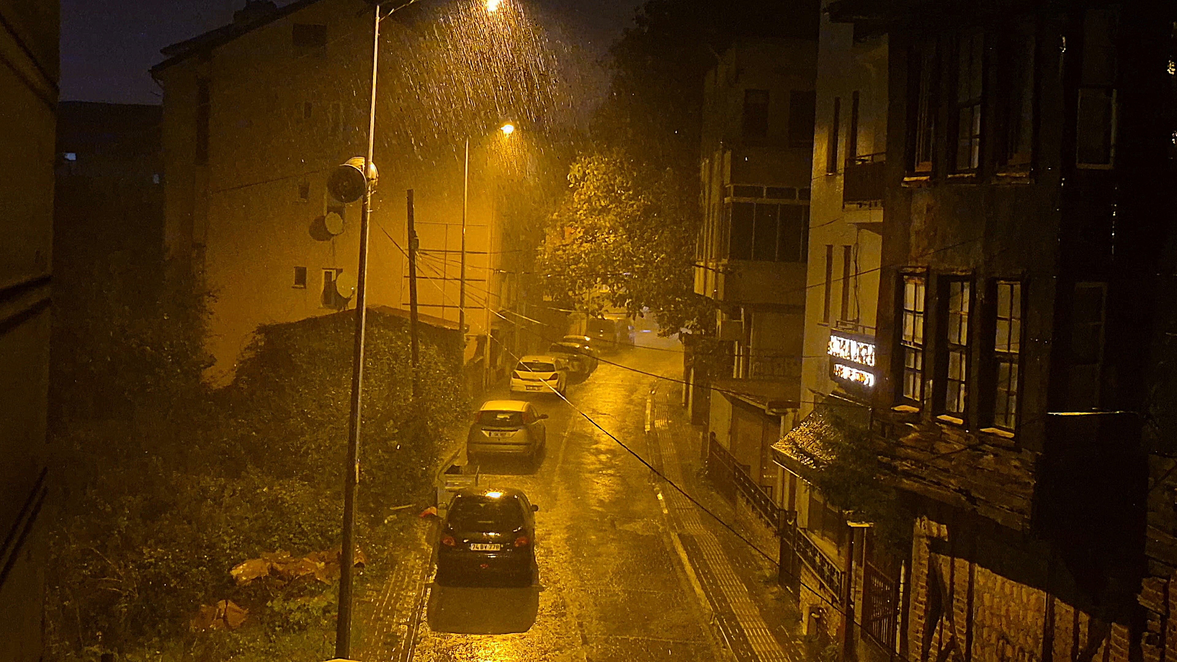 Bartın'da gece saatlerinde başlayan gök gürültülü sağanak yağış sırasında çakan şimşekler geceyi aydınlattı.