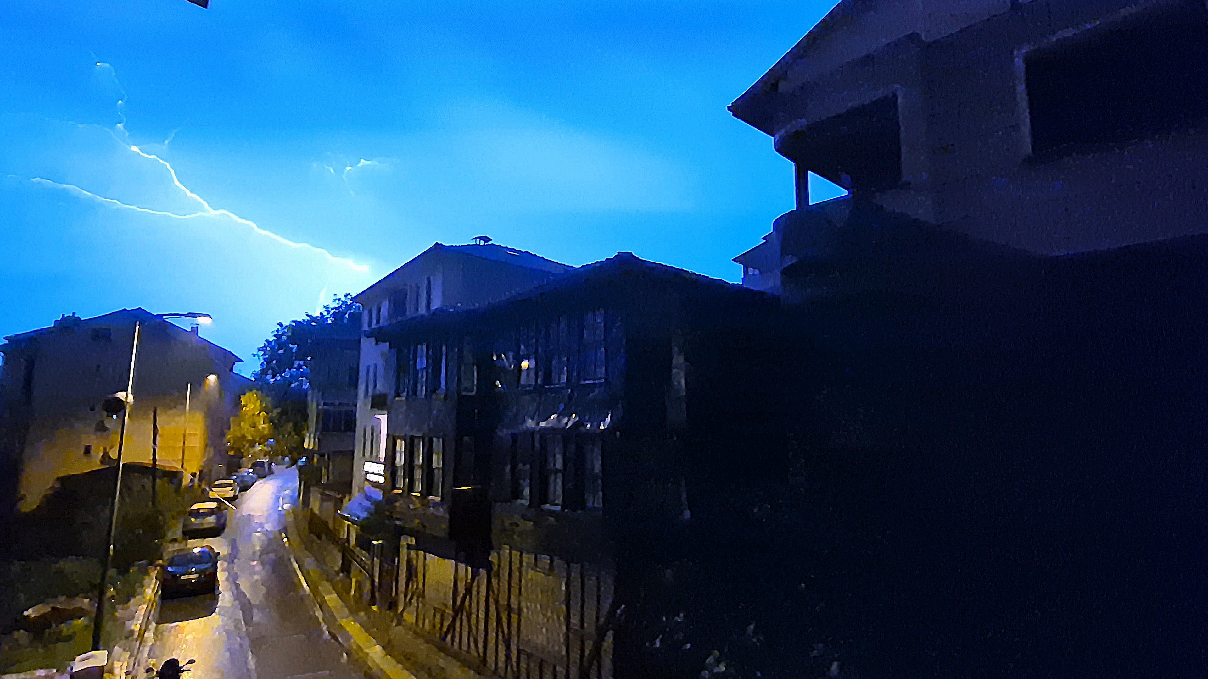 İlde gök gürültülü sağanak yağışın ve şimşeklerin gece yarısına kadar devam etmesi bekleniyor.