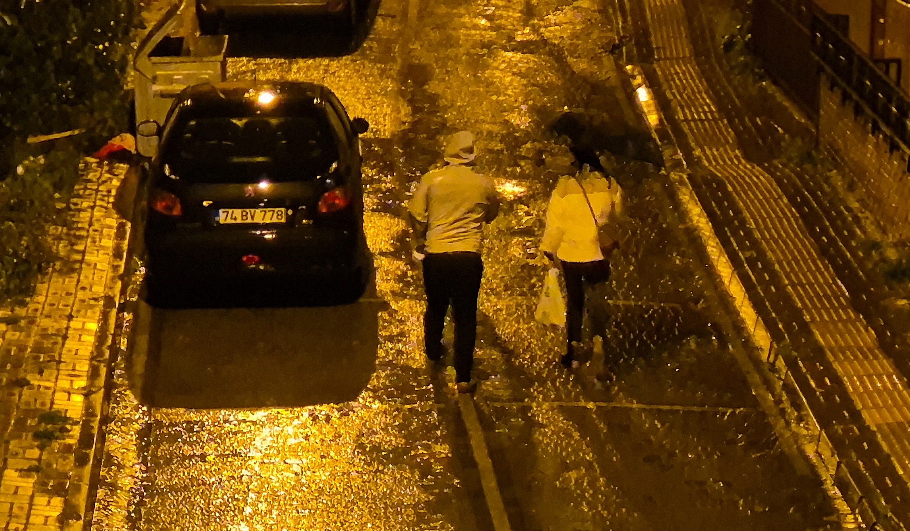 Su dolan yollar nedeniyle sürücüler zor anlar yaşarken, görevliler tarafından mazgallar yeniden açılarak, sular tahliye edildi. Gök gürültülü sağanak yağış ile birlikte çakan şimşekler geceyi aydınlattı. Birbiri ardından çakan şimşekler, kentte görsel şölene neden oldu.