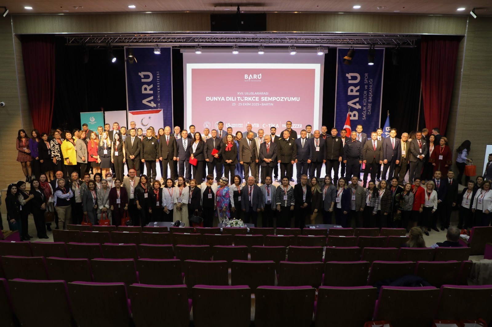 Doç. Dr. Şenel, Yunus Emre Enstitüsünün Türkçeyi dünyaya tanıtmaktaki rolüne değindi. Yunus Emre Enstitüsü Başkan Yardımcısı Doç. Dr. Cahid Şenel ise "Türkçe: Bir Dilin Küresel Serüveni ve Yunus Emre Enstitüsünün Rolü" başlıklı bir sunum yaparak Enstitünün Türkçenin tanıtılmasına yönelik faaliyetlerini anlattı. Doç. Dr. Şenel, "Yunus Emre Enstitüsü uluslararası arenada Türkçeyi tanıtmak üzere hayata geçirilmiş bir kurumdur. Bu kurumun 15 yılı aşkındır göstermiş olduğu faaliyetler giderek artan bir ivmeyle hem çeşitlilik hem de dünyaya yaygınlık bakımından büyük bir kazanıma dönüşmüştür. Şu an 70’i aşkın ülkede 90’ın üzerinde merkezi bulunan bir kurumdur. Kurumumuzda Türkçe öğretimi, Türk kültürü ve sanatı dünyaya tanıtılmaktadır. Amacımız ‘Gelin tanış olalım’ sözünden yola çıkarak uluslararası arenada insanların gönlüne girmektir. Türk’e dair ne varsa Türk dili üzerinden bunu dünyaya tanıtmaktır." ifadelerini kullandı.