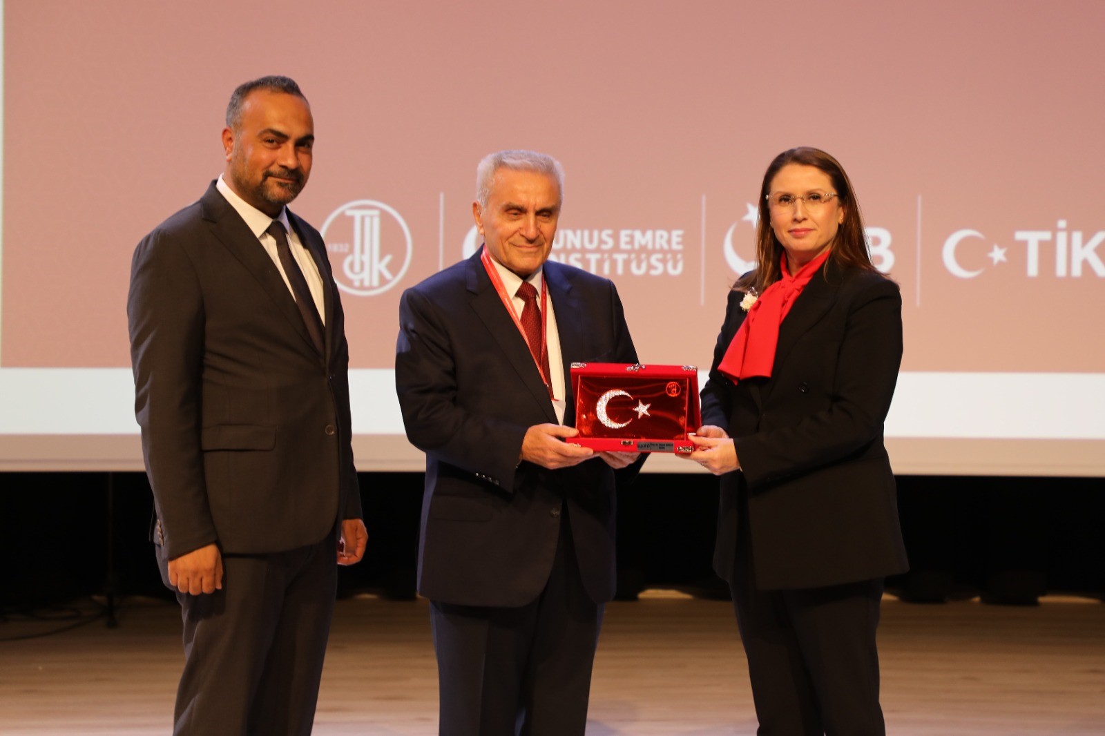 Prof. Dr. Bölükbaş Kaya, Türk Dil Kurumunun Türkçeye dair çalışmalarını anlattı
Türk Dil Kurumu Bilim Kurulu Üyesi Prof. Dr. Fatma Bölükbaş Kaya, yürütülen çalışmalardan bahsederek "Türk Dil Kurumu Türkçenin yazılı ve sözlü ürünlerini bilime dayalı araştırmalar yapmak suretiyle incelemektedir. Türkçenin bilim, sanat, edebiyat ve öğretim dili olarak gelişmesini ve her alanda doğru şekilde kullanılmasını sağlamaktadır. Türk dilinin zenginliğini ortaya çıkararak onu Türk kültür coğrafyasında iletişim dili olmasını sağlamak hedefiyle çalışmalarını sürdürmektedir. Bu noktada yapılan 17. Uluslararası Dünya Dili Türkçe Sempozyumu’nda sunulacak bildirilerin gençlerimize katkı sağlayacağını umuyor, başarılı bir şekilde tamamlanmasını diliyorum" dedi.
"Türkçeyi yaşatmak her vatandaşın ortak sorumluluğudur"
Türkçeyi yaşatmanın her vatandaşın ortak sorumluluğu olduğunu ifade eden Bartın Valisi Dr. Nurtaç Arslan, "Türkçe, tarih boyunca farklı kültürlerle etkileşim halinde gelişmiş, kelime hazinesiyle insanlık tarihinin en köklü dillerinden biri haline gelmiştir. Türkçeyi yaşatmak, yalnızca dil bilimcilerin değil öğretmenlerin, sanatçıların, bilim insanlarının ve her bir vatandaşımızın ortak görevidir. Gençlerimize Türkçenin güzelliğini sevdirmek ve kendilerini doğru, etkili ifade etmeye yönlendirmek, kültürel mirasımızı yarınlara taşımanın en güzel yolu olacaktır. Bartın Üniversitesinin ev sahipliğinde düzenlenen bu uluslararası sempozyumun Türkçenin gücünü ve zenginliğini bir kez daha ortaya koyacağına ülkemizin bilim, kültür ve eğitim hayatına önemli katkılar sunacağına yürekten inanıyorum." ifadelerini kullandı.
Açılış töreni, "Türkçenin Dünü, Bugünü ve Yarını" başlıklı panel ile devam etti. Panelin oturum başkanlığını Prof. Dr. Abdurrahman Güzel yaparken Prof. Dr. Ahmet Bican Ercilasun, Prof. Dr. Ali Yakıcı, Prof. Dr. Nodirkhon Khasanov, Prof. Dr. Davut Orazsahedov ve Prof. Dr. Halit Karatay konuşmacı olarak yer aldı.
Bartın Valiliği, Türk Dil Kurumu, Yunus Emre Enstitüsü, Yurtdışı Türkler ve Akrabalar Topluluğu Başkanlığı, Türk İşbirliği ve Koordinasyon Ajansı Başkanlığı ve TRT Avaz destekleriyle gerçekleştirilen 17. Uluslararası Dünya Dili Türkçe Sempozyumu farklı konularda oturumlarla devam edecek.