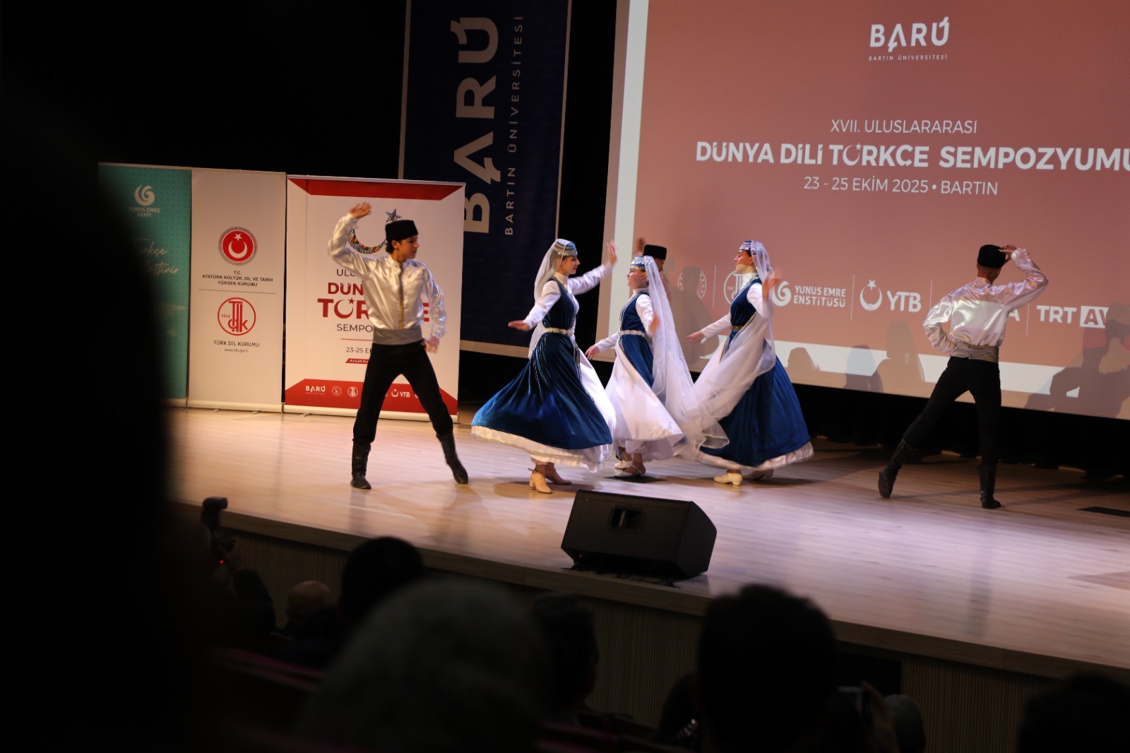 Bartın Üniversitesi (BARÜ) ev sahipliğinde düzenlenen "17. Uluslararası Dünya Dili Türkçe Sempozyumu" görkemli bir törenle başladı.