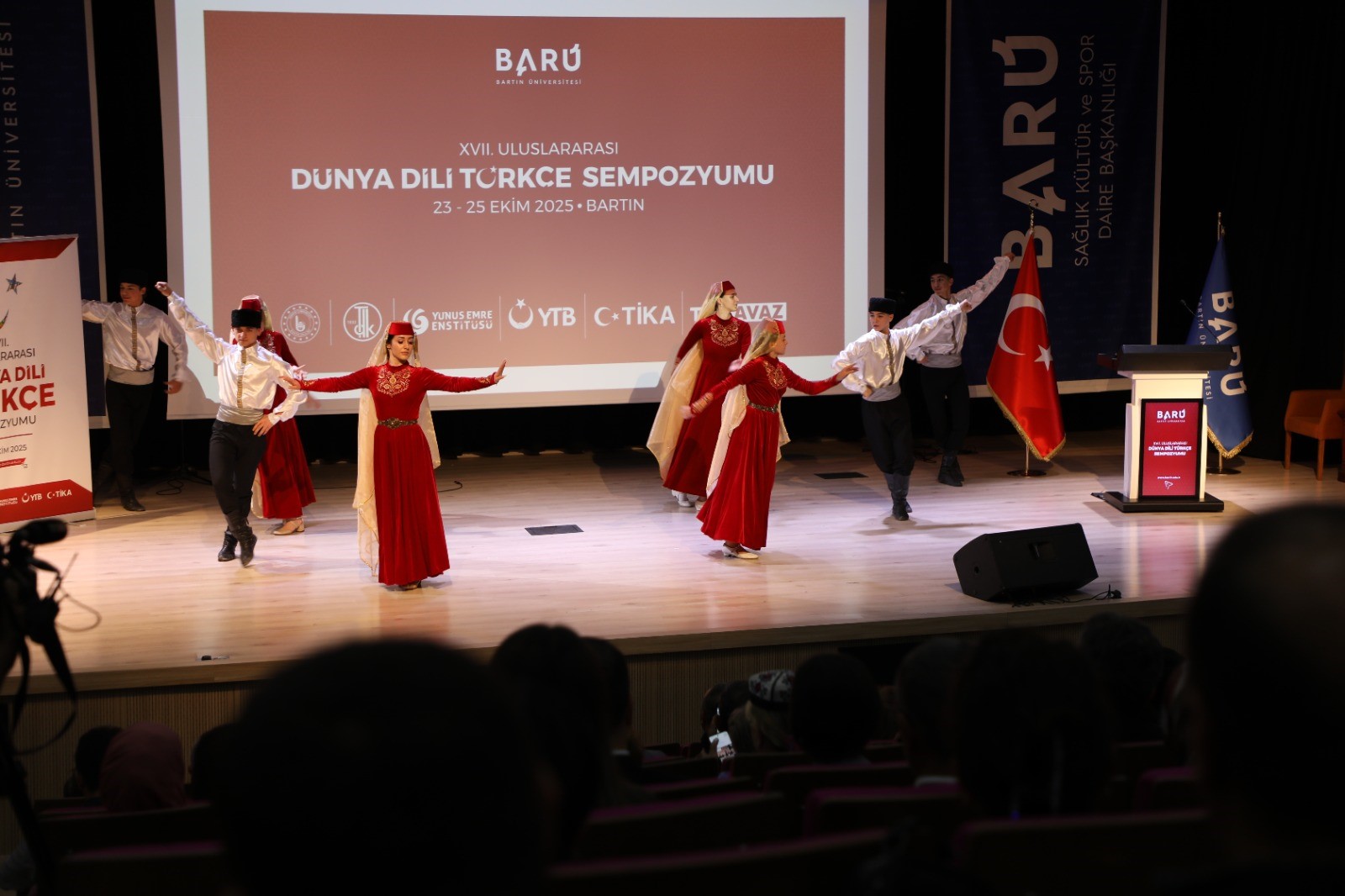 Tören, saygı duruşu ve İstiklal Marşı’nın okunmasının ardından BARÜ’nün ana hatlarıyla tanıtıldığı kısa film gösterisi ile devam etti.
Programda sahne alan Kırım Ailesi Halk Dansları grubu gösterisi ve mini konser ile izleyicilerden büyük beğeni topladı.