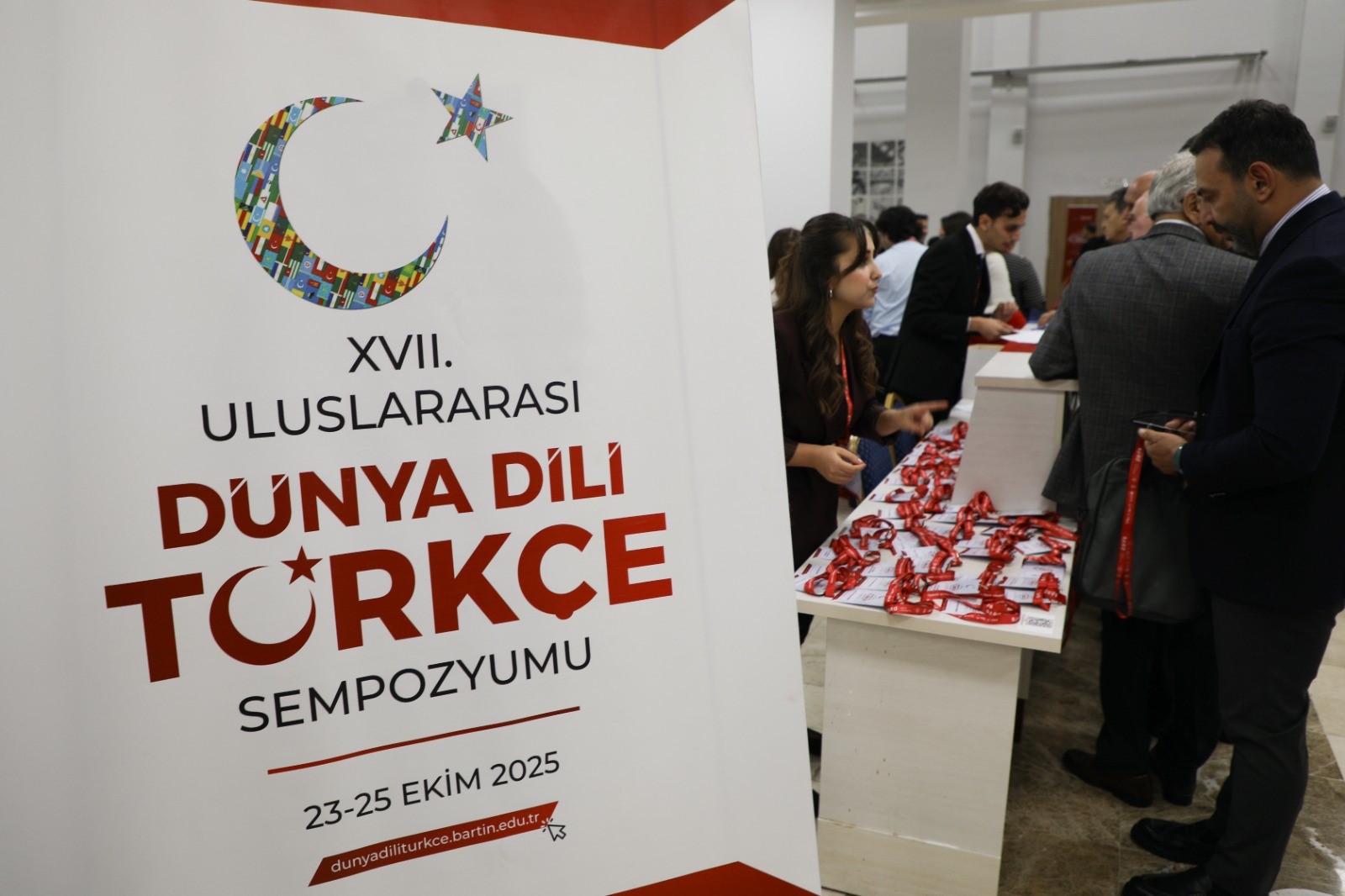 Bartın Üniversitesi (BARÜ) ev sahipliğinde Türkçe ve Türk kültürü ile ilgili araştırma alanlarını farklı boyutlarıyla ele almak hedefiyle düzenlenen "17. Uluslararası Dünya Dili Türkçe Sempozyumu" görkemli bir törenle başladı.