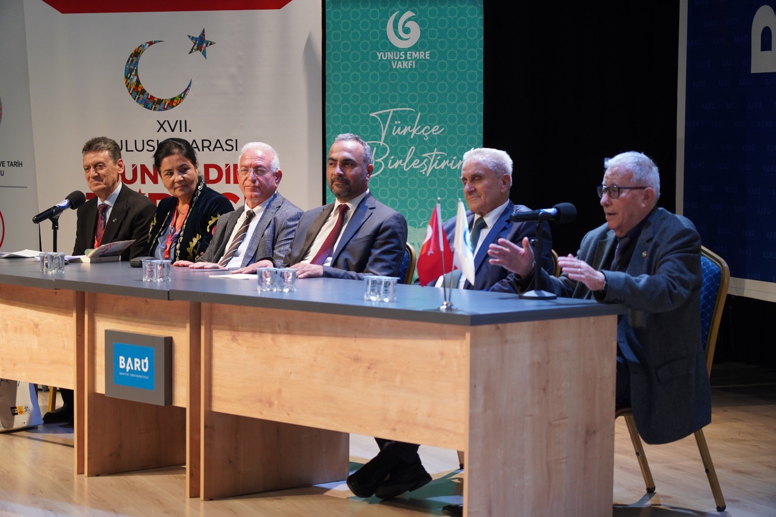 Bartın Üniversitesinde (BARÜ) düzenlenen "17. Uluslararası Dünya Dili Türkçe Sempozyumu"nda alanında uzman bilim insanlarının katılımıyla Türkçe; tarihi, kültürel ve sosyolojik yönleriyle ele alındı.