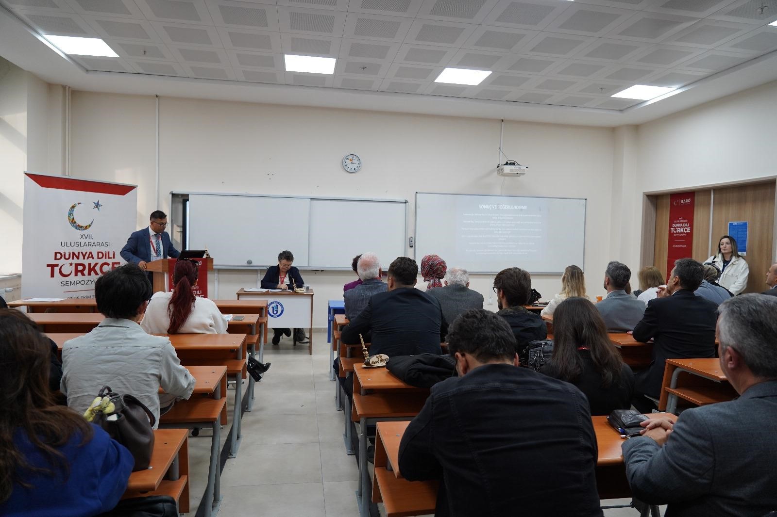 "Sempozyumun Türkoloji ve Türkçe eğitimi alanına katkı sunacağına inanıyoruz"
Sempozyumun sonuç bildirisini katılımcılarla paylaşan Rektör Akkaya, "Sempozyuma Türkiye'den, Orta Asya Türk Cumhuriyetlerinden ve Balkan ülkelerinden bilim insanları yoğun ilgi göstermiştir. Ayrıca Çin, Mali, Libya ve İtalya'dan da katılım olması sevindiricidir. Art zamanlı dil incelemelerinden 'Ortak Türk Alfabesi'ne, ana dili ve yabancı dil olarak Türkçe öğretimine birçok önemli konuya değinilmiştir. Türkçenin tarihî boyutu araştırılmaya devam edilirken modern gelişmelerin de takip edilmesi, Türkçe araştırmalarında her geçen gün yapay zekâdan daha çok yararlanılır olması olumlu bir durum olarak değerlendirilmiştir. Türk kültürünü ve Türk dilini gelecek nesillere en doğru şekilde aktarmak, edebî ürünler aracılığıyla olacaktır. Çocuk edebiyatı alanı da bu noktada oldukça önemlidir. Hem Türkiye'de hem de Türk dünyasında çocuk edebiyatına daha çok önem verilmelidir. Ayrıca 17. Uluslararası Dünya Dili Türkçe Sempozyumu'nda diğer sempozyumlardan farklı olarak poster bildiri sunumları da yapılmıştır. Sempozyumda sunulan bildirilerin Türkoloji ve Türkçe eğitimi alanına katkı sunacağına inanıyoruz." dedi.
Rektör Akkaya'dan "Ortak Türk Alfabesi" vurgusu
Rektör Akkaya, konuşmasında "Ortak Türk Alfabesi"ne de değinerek şunları söyledi: "1991 yılında SSCB'nin fiilen dağılması ve akabinde kurulan 5 Türk cumhuriyetiyle, aradan geçen yaklaşık 34 yılda, iş birliği çalışmalarında ortak alfabe konusu sürekli öne çıkmıştır. Özellikle 7 Ekim 2025 tarihinde Azerbaycan'ın Gebele şehrinde düzenlenen Türk Devletleri Teşkilatı'nın 12. Zirvesi'nde Cumhurbaşkanımız Sayın Recep Tayyip Erdoğan, 'Ortak Türk Alfabesi Çalışmaları'na atıfta bulunarak 'Ortak alfabe hususunda Türkiye olarak ilk adımı atıyor, Cengiz Aytmatov'u anlatan bir eser ile Oğuznameleri ortak alfabeyle basıyor, liderlere birer adet takdim ediyoruz.' diyerek Türk devlet ve toplulukları arasındaki bilimsel ve kültürel ilişkilerde ortak alfabenin önemine dikkat çekmiştir. Ortak alfabe; gelecekte sağlam, emin adımlarla yürüyen, her zaman birbirleriyle iç içe olan 'Türk Toplulukları' nezdinde, her alanda sağlanacak olan 'Türk Birliği'nin temellerinin sağlam bir şekilde atılmasını sağlayacaktır" dedi.
Bartın Valiliği, Türk Dil Kurumu, Yunus Emre Enstitüsü, Yurtdışı Türkler ve Akrabalar Topluluklar Başkanlığı, Türk İşbirliği ve Koordinasyon Ajansı Başkanlığı ve TRT Avaz destekleriyle düzenlenen "17. Uluslararası Dünya Dili Türkçe Sempozyumu" Bartın'ın tarihî ve doğal güzelliklerinin tanıtıldığı Güzelcehisar ve Amasra gezileriyle son buldu.