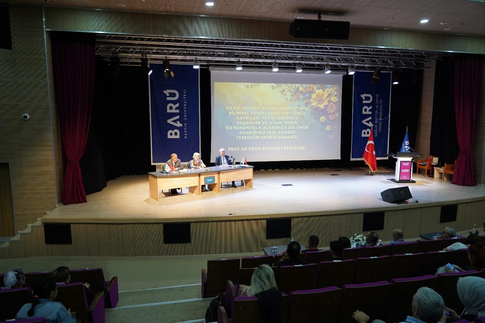 Çocuk edebiyatında güncel yaklaşımlar değerlendirildi
Program kapsamında düzenlenen "Çocuk Edebiyatı Paneli"nde ise Prof. Dr. Sedat Sever, Prof. Dr. Selahattin Dilidüzgün ve Prof. Dr. Esma Dumanlı Kadızade çocuk edebiyatında güncel yaklaşımlar, kitapların niteliği ve okuma kültürünün geliştirilmesi konularında değerlendirmelerde bulundu.