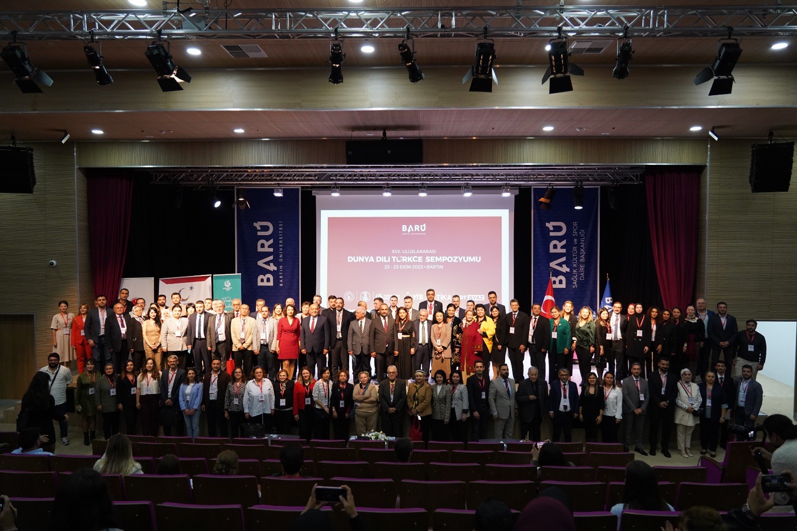 Sempozyumun kapanış oturumunda BARÜ Rektörü Prof. Dr. Ahmet Akkaya, Prof. Dr. Abdurrahman Güzel, Prof. Dr. Ahmet Bican Ercilasun, Prof. Dr. Ahmet Buran, Doç. Dr. Berdi Sarıyev ve Doç. Dr. Gulnoz Sattorova tarafından genel bir değerlendirme yapıldı.