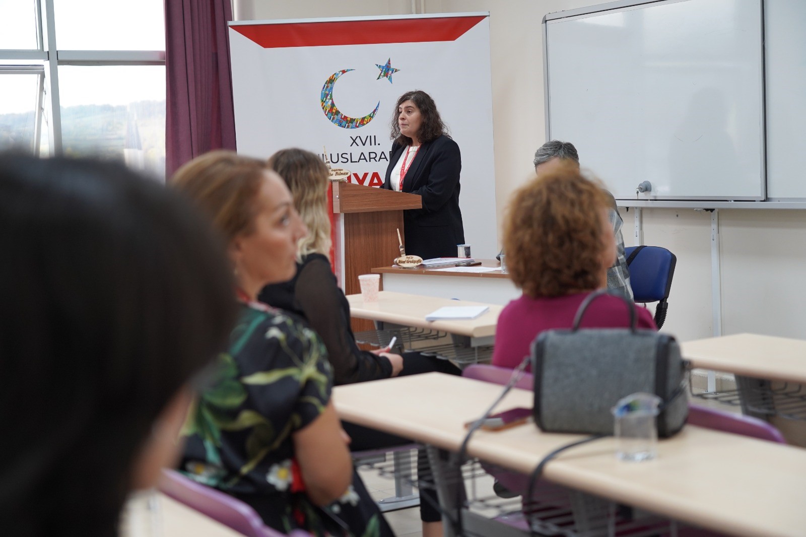 Bartın Üniversitesi (BARÜ) ev sahipliğinde gerçekleştirilen Türkçe ve Türk kültürü ile ilgili araştırma alanlarının farklı boyutlarıyla ele alındığı "17. Uluslararası Dünya Dili Türkçe Sempozyumu" yoğun katılımla tamamlandı. Disiplinlerarası bir yaklaşımla yüz yüze ve çevrim içi olarak gerçekleştirilen 56 oturumda Türkçenin güncel durumu, Türkçe ve Türk kültürü ilişkisi, yapay zekânın Türkçe öğretiminde kullanılması gibi birçok konuda toplam 282 sözlü ve poster bildiri sunuldu.