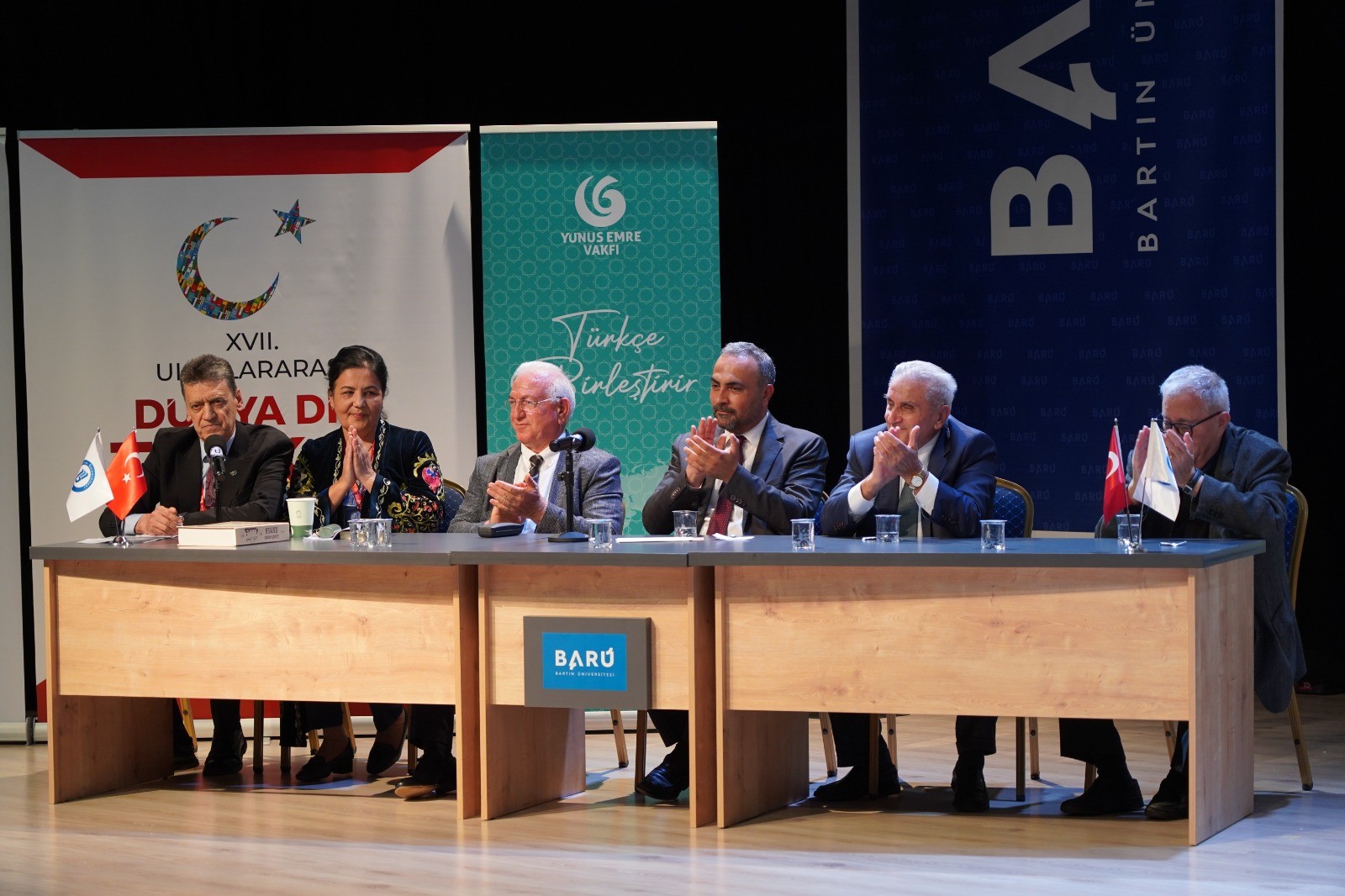 Türkçenin dünü, bugünü ve yarını konuşuldu
Görkemli bir törenle açılışı gerçekleştirilen sempozyum, "Türkçenin Dünü, Bugünü ve Yarını" başlıklı panel ile devam etti. Panelin oturum başkanlığını 17. Uluslararası Dünya Dili Türkçe Sempozyumu Onursal Başkanı Prof. Dr. Abdurrahman Güzel yaparken Prof. Dr. Ahmet Bican Ercilasun, Prof. Dr. Ali Yakıcı, Prof. Dr. Nodirkhon Khasanov, Prof. Dr. Narbibiş Şammayeva ve Prof. Dr. Halit Karatay konuşmacı olarak yer aldı. Panelde Türkçenin tarihi gelişim süreci ve geleceğe dair perspektifler kapsamlı biçimde ele alındı.