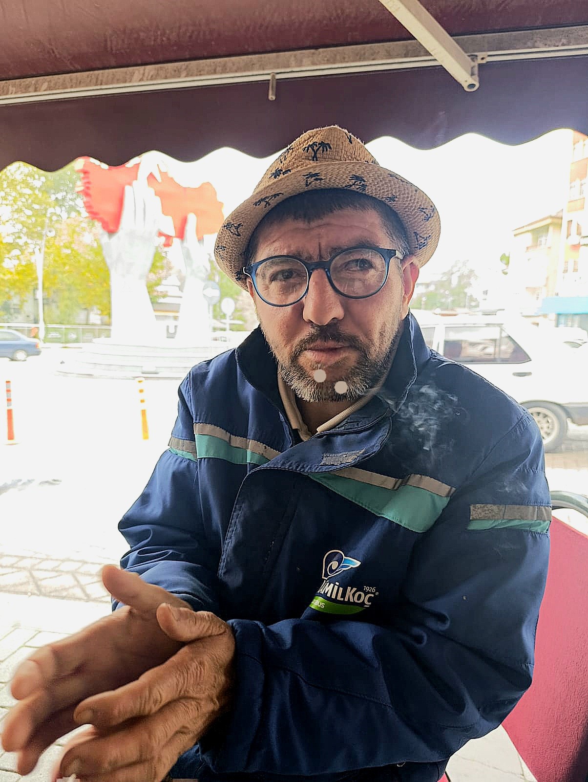 Bartın'da esnafa el arabası ile su taşıyan ve kentin tanınan, sevilen simalarından olan Vehbi 74 lakaplı 45 yaşındaki Ramazan Göktaş hayatını kaybetti.
Zihinsel engelli Ramazan Göktaş, evinin bulunduğu Zonguldak'ın Çaycuma ilçesine bağlı İhsanoğlu köyünde yolda yürürken geçirdiği kalp krizi sonucu hayatını kaybetti.