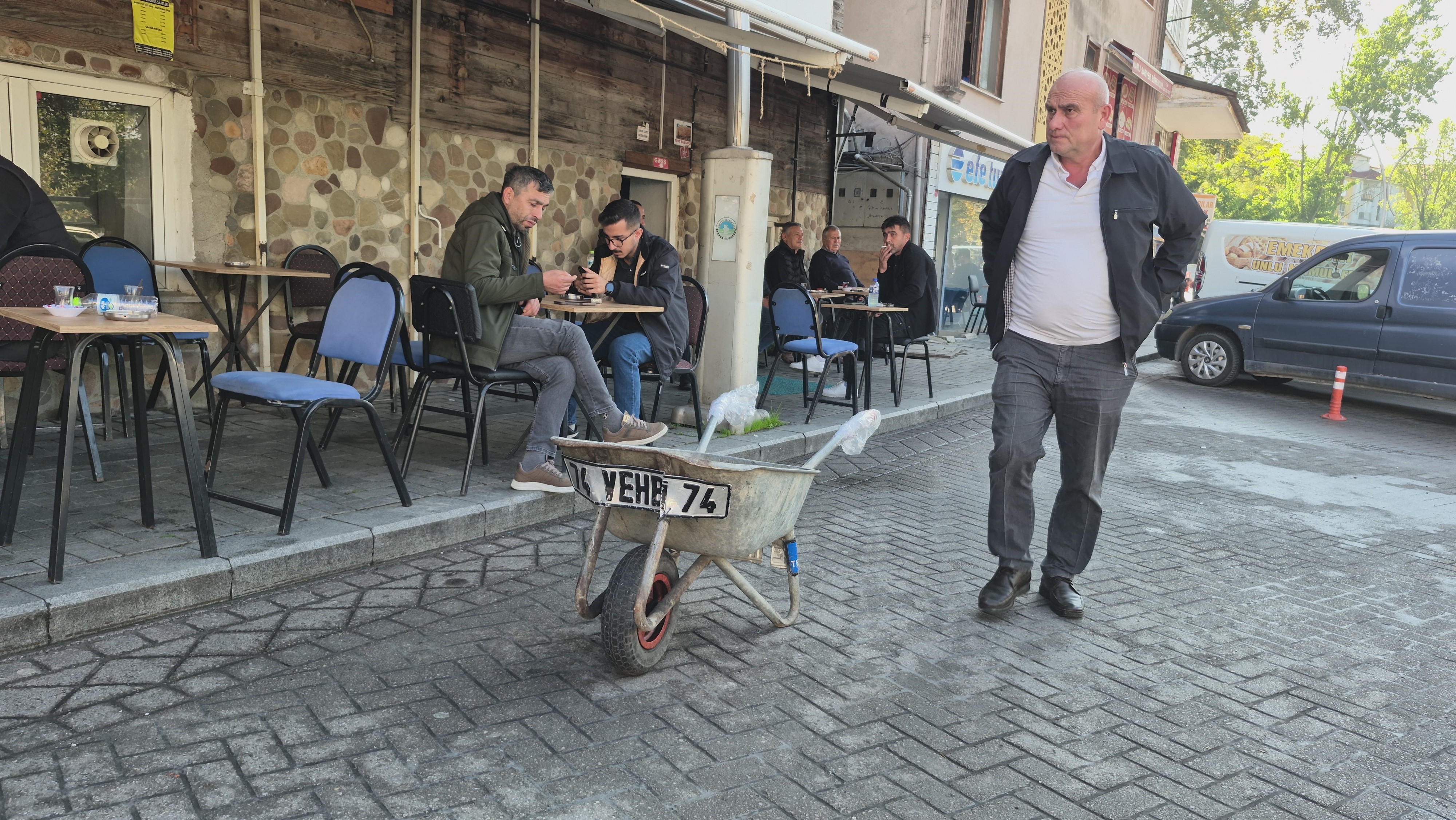 Aniden yere yığılan Ramazan Göktaş'ın hayatını kaybettiği belirlendi.
Zihinsel engelli olmasına rağmen Bartın esnafı tarafından sevilen ve tanınan Ramazan Göktaş'ın ölümünün ardından su taşıdığı el arabası da öksüz kaldı.
Ramazan Göktaş'ın el arabasına ise Kemer Köprü esnafından olan ağabeyi Şaban Göktaş sahip sahip çıktı.
Göktaş'ın cenazesi ise Çaycuma ilçesine bağlı İhsanoğlu köyü Kalafatlar Mahallesi'nde defnedilecek.