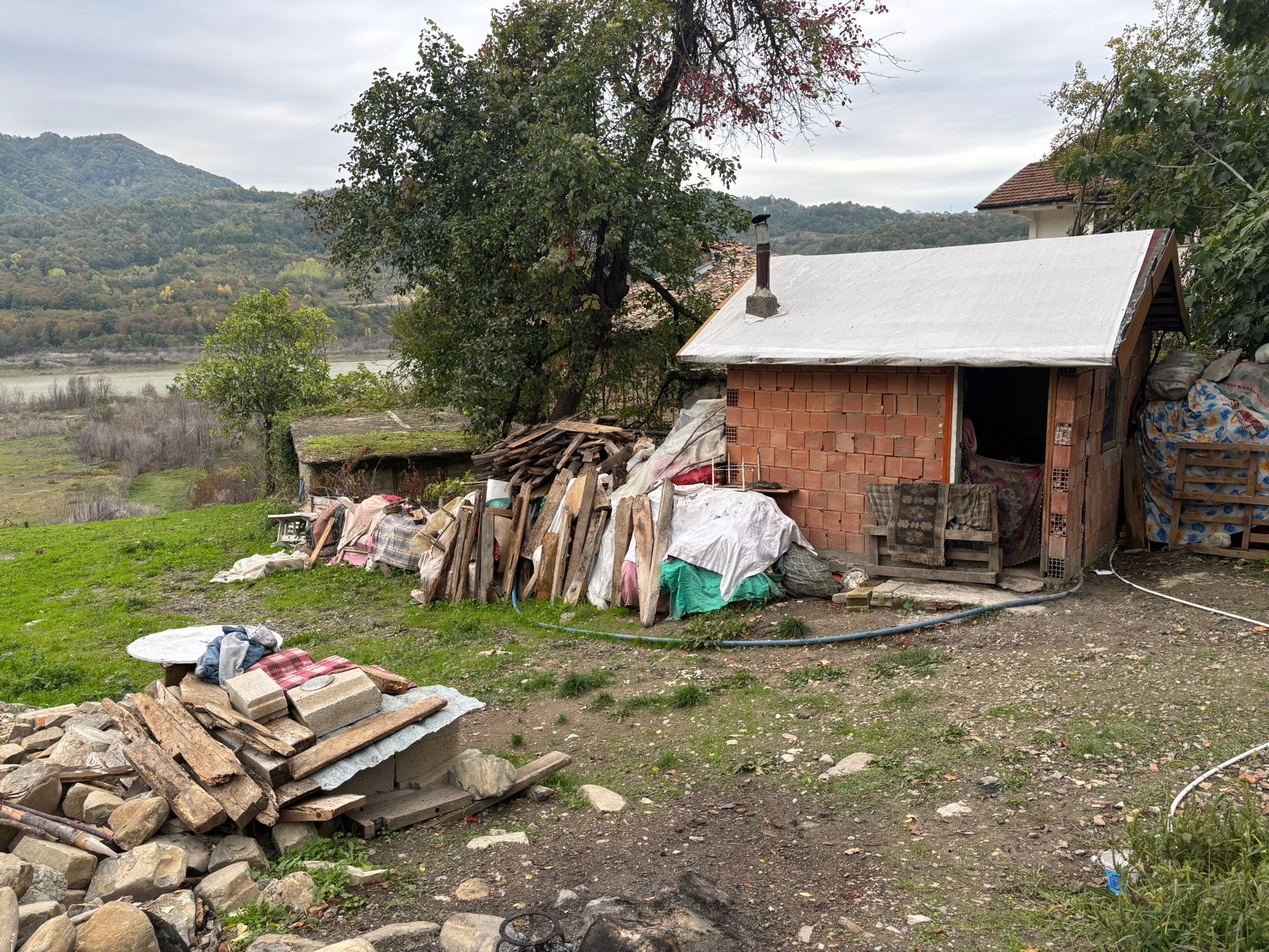 Kış kapıdayken, Şar Köyü’nün sessiz bir köşesinde yoksulluğun ve yalnızlığın simgesi haline gelen bu baraka, aslında hepimize bir sorumluluk hatırlatıyor:
Bir el uzatmak, bir hayatı değiştirebilir