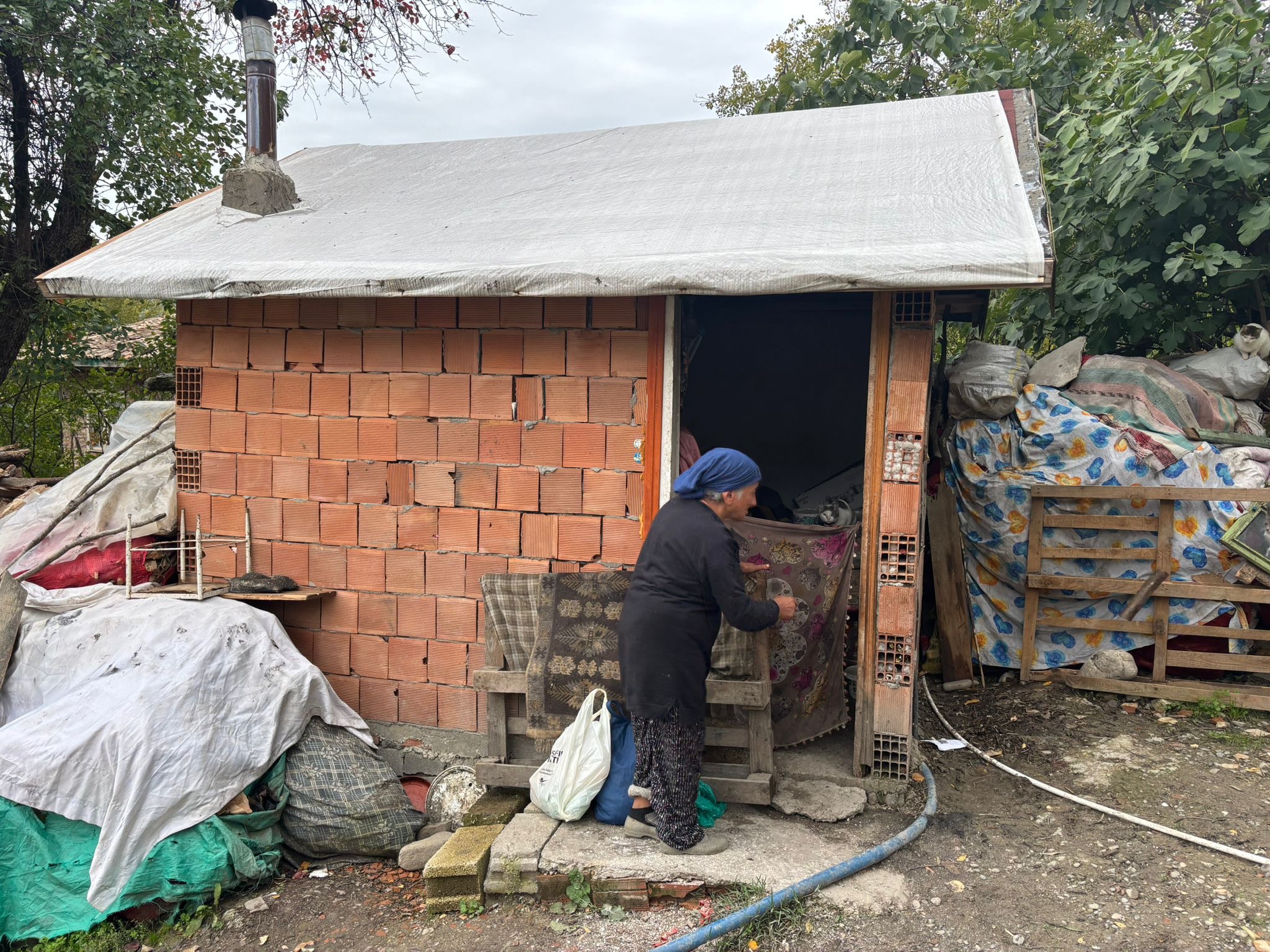 Yaklaşık 55 yaşlarında olan Meliha Kapucu, elektriği ve suyu olmayan, adeta bir kümes büyüklüğündeki barakada tek başına hayata tutunmaya çalışıyor.