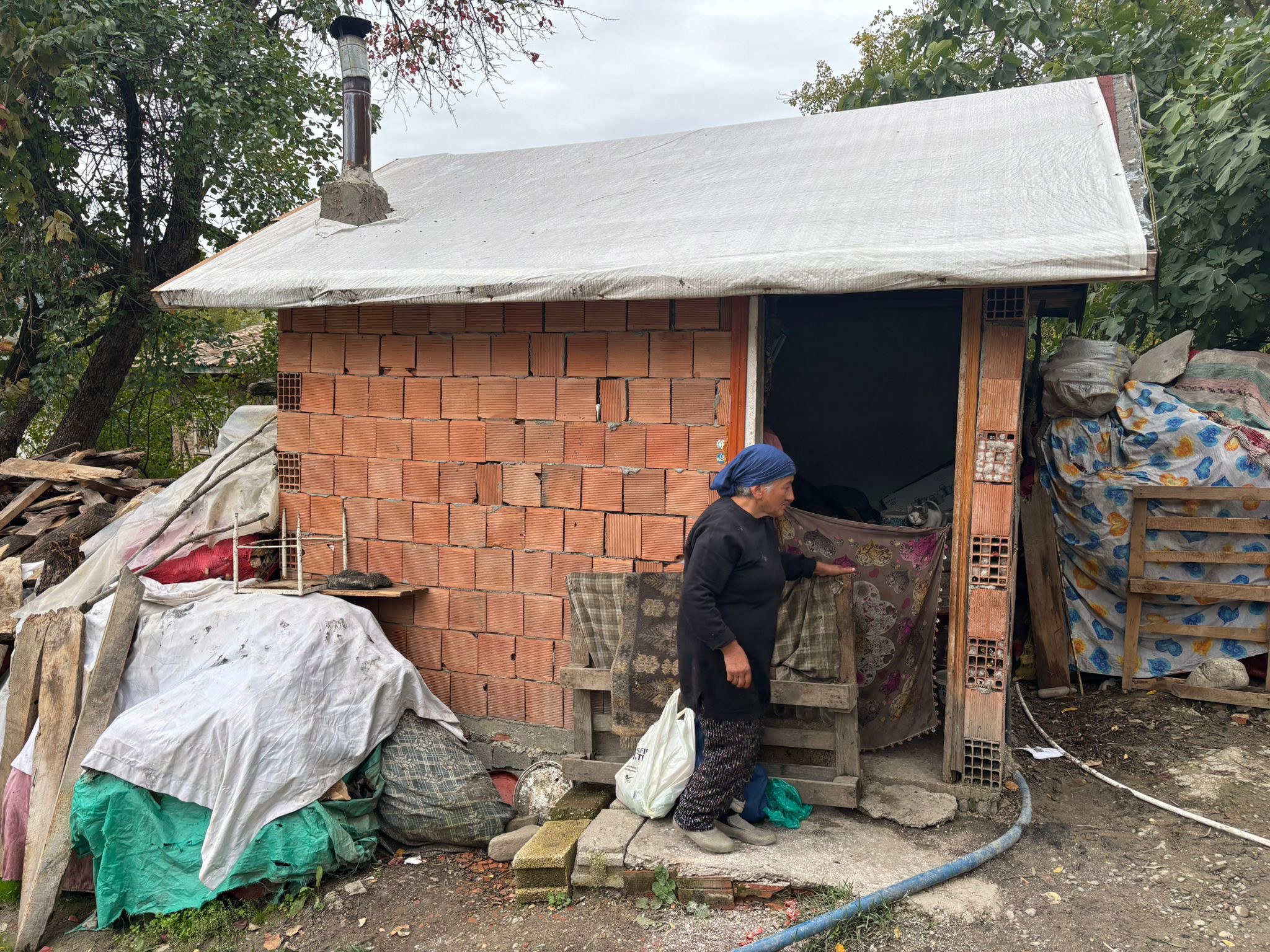 Ne sobası var ne sıcak bir yatağı…
Yağmur yağdığında tavanı damlayan, kışın rüzgârı içeri dolan o küçük baraka, Meliha Teyze’nin hem evi hem dünyası.