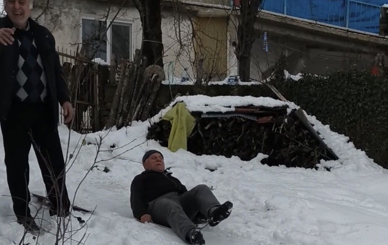 Köylülerin kar keyfi; naylon poşet ve tepsilerle kaydılar