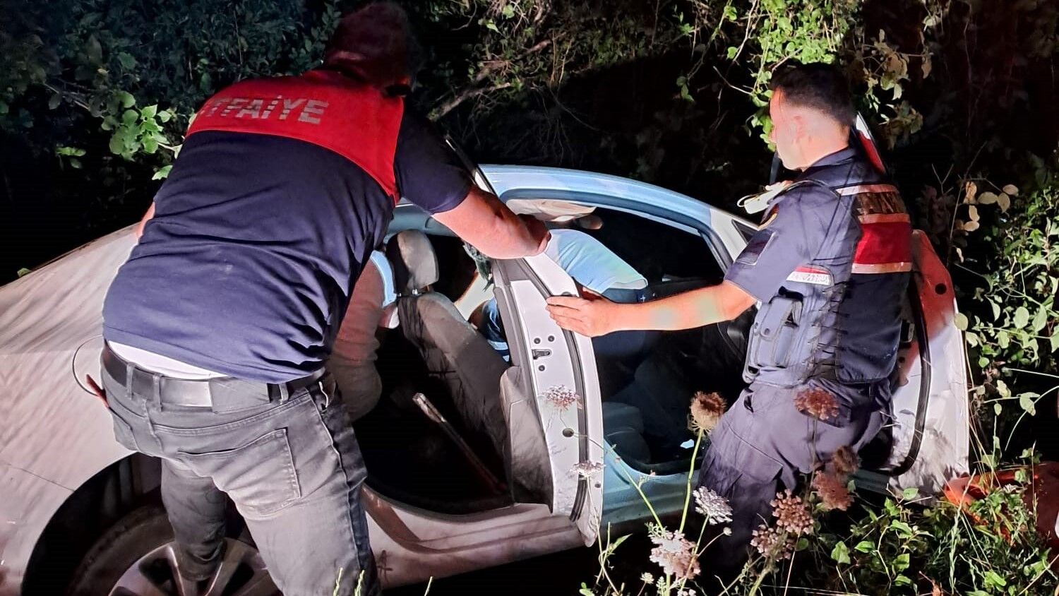 Kapısuyu’nda otomobil virajı alamadı: 1 yaralı