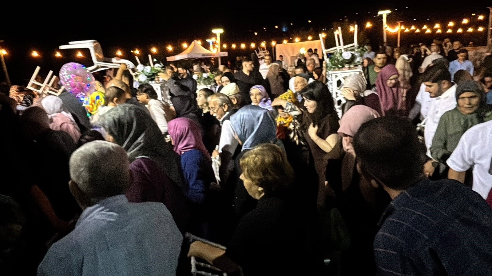 Yağmur bastırdı, düğün takılar takılamadan dağıldı