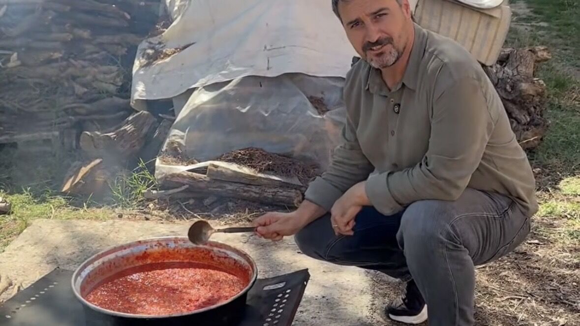 Belediye Başkanı pekmez tenceresinin başında