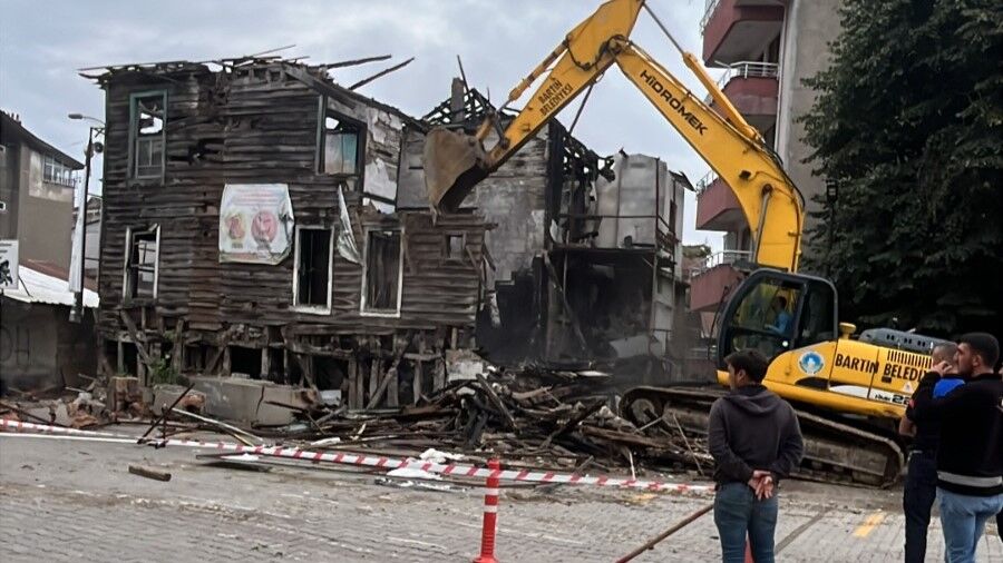 Bartın’da Metruk Bina Kontrollü Şekilde Yıkıldı