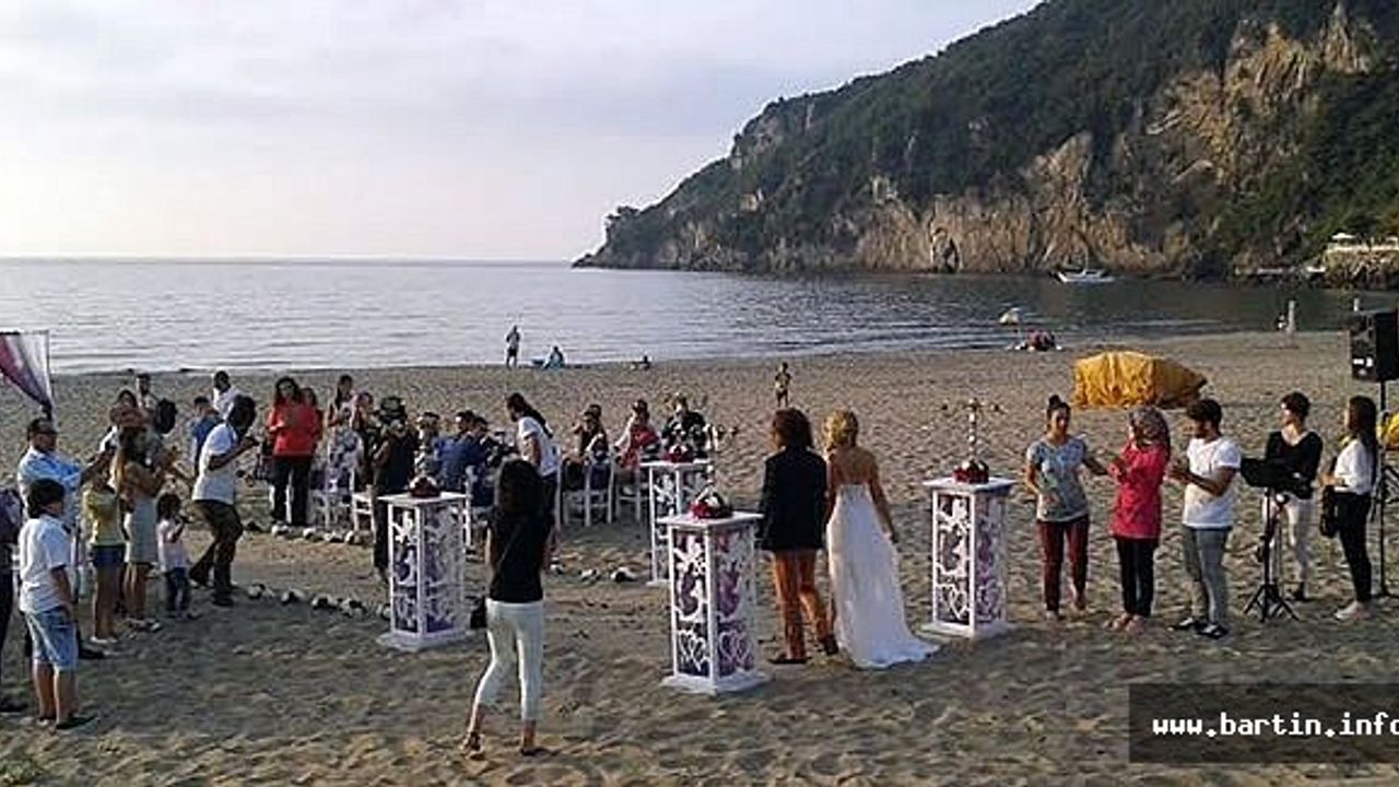 Genç Çift Nikah İçin Kumsalı Seçti